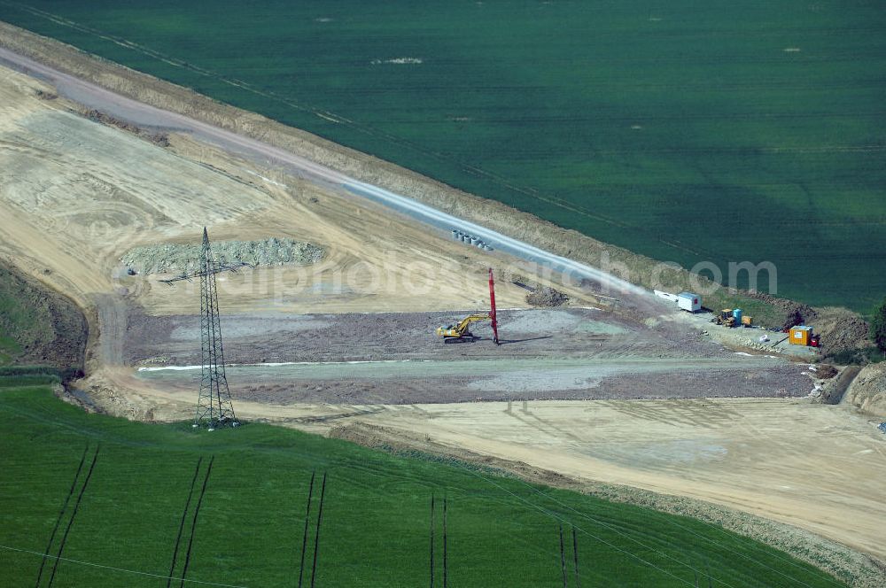 Eisenach - Kindel from the bird's eye view: Neubautrasse der BAB A 4 - Umfahrung Hörselberge in Thüringen bei Eisenach. Im September 2007 hat das Bieterkonsortium VINCI Concessions / Hochtief PPP (50/50) den Zuschlag für das A-Modell BAB A 4 Umfahrung Hörselberge (km 238,5 bis km 283,2) erhalten. Die bei diesem Projekt auf der Bauausführungsebene gegründete Arbeitsgemeinschaft wird von der EUROVIA Infra GmbH angeführt, des Weiteren sind hier die Unternehmen Hochtief, Strassing Limes und Rädlinger beteiligt. Durchgeführt werden die im Zuge dieses Projektes notwendigen Arbeiten unter an derem von den Mitarbeitern der Niederlassung Weimar der EUROVIA Verkehrsbau Union sowie der Niederlassungen Abbruch und Erdbau, Betonstraßenbau, Ingenieurbau und TECO Schallschutz der EUROVIA Beton. DEGES