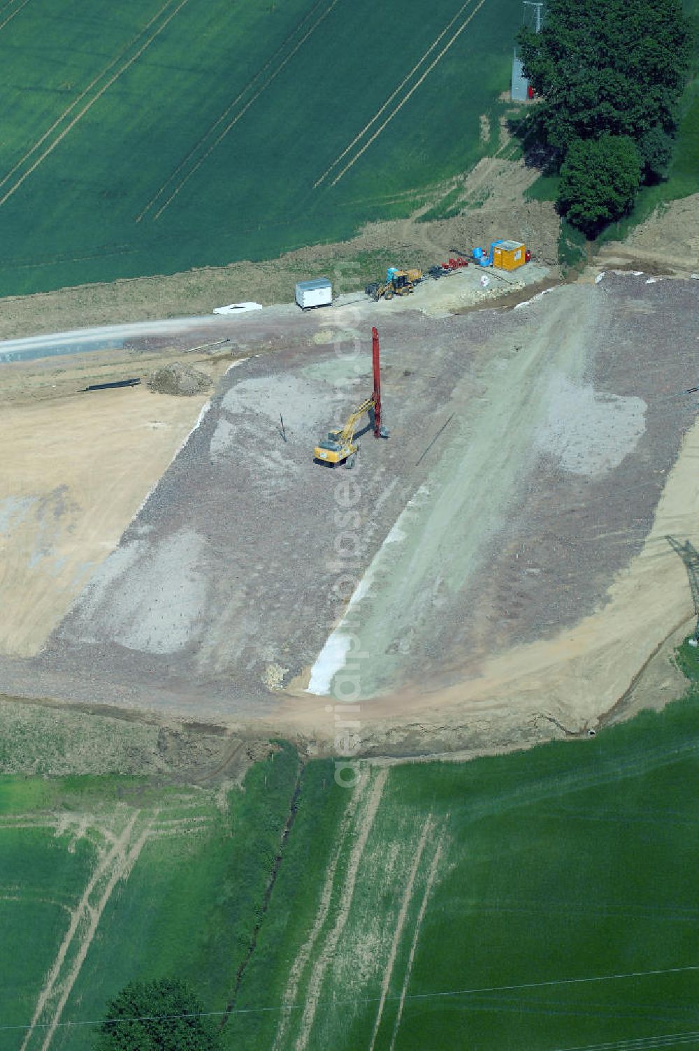 Aerial photograph Eisenach - Kindel - Neubautrasse der BAB A 4 - Umfahrung Hörselberge in Thüringen bei Eisenach. Im September 2007 hat das Bieterkonsortium VINCI Concessions / Hochtief PPP (50/50) den Zuschlag für das A-Modell BAB A 4 Umfahrung Hörselberge (km 238,5 bis km 283,2) erhalten. Die bei diesem Projekt auf der Bauausführungsebene gegründete Arbeitsgemeinschaft wird von der EUROVIA Infra GmbH angeführt, des Weiteren sind hier die Unternehmen Hochtief, Strassing Limes und Rädlinger beteiligt. Durchgeführt werden die im Zuge dieses Projektes notwendigen Arbeiten unter an derem von den Mitarbeitern der Niederlassung Weimar der EUROVIA Verkehrsbau Union sowie der Niederlassungen Abbruch und Erdbau, Betonstraßenbau, Ingenieurbau und TECO Schallschutz der EUROVIA Beton. DEGES