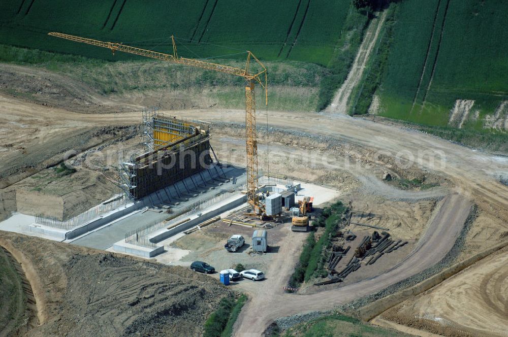 Eisenach - Kindel from above - Neubautrasse der BAB A 4 - Umfahrung Hörselberge in Thüringen bei Eisenach. Im September 2007 hat das Bieterkonsortium VINCI Concessions / Hochtief PPP (50/50) den Zuschlag für das A-Modell BAB A 4 Umfahrung Hörselberge (km 238,5 bis km 283,2) erhalten. Die bei diesem Projekt auf der Bauausführungsebene gegründete Arbeitsgemeinschaft wird von der EUROVIA Infra GmbH angeführt, des Weiteren sind hier die Unternehmen Hochtief, Strassing Limes und Rädlinger beteiligt. Durchgeführt werden die im Zuge dieses Projektes notwendigen Arbeiten unter an derem von den Mitarbeitern der Niederlassung Weimar der EUROVIA Verkehrsbau Union sowie der Niederlassungen Abbruch und Erdbau, Betonstraßenbau, Ingenieurbau und TECO Schallschutz der EUROVIA Beton. DEGES