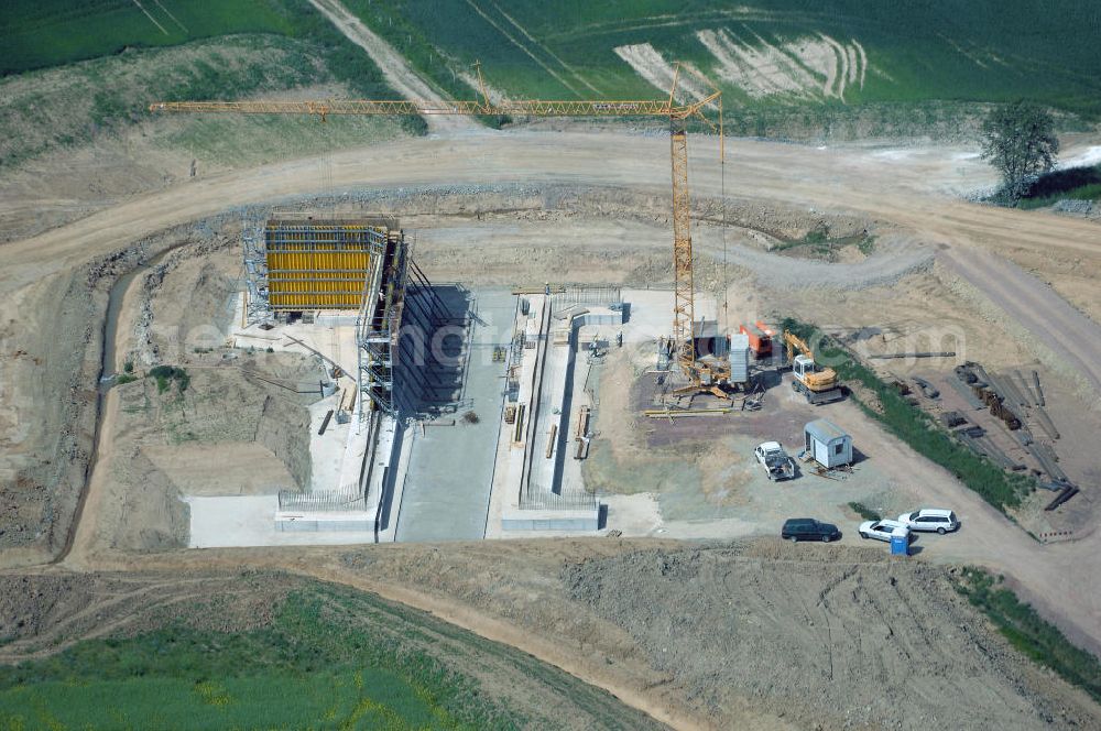 Eisenach - Kindel from the bird's eye view: Neubautrasse der BAB A 4 - Umfahrung Hörselberge in Thüringen bei Eisenach. Im September 2007 hat das Bieterkonsortium VINCI Concessions / Hochtief PPP (50/50) den Zuschlag für das A-Modell BAB A 4 Umfahrung Hörselberge (km 238,5 bis km 283,2) erhalten. Die bei diesem Projekt auf der Bauausführungsebene gegründete Arbeitsgemeinschaft wird von der EUROVIA Infra GmbH angeführt, des Weiteren sind hier die Unternehmen Hochtief, Strassing Limes und Rädlinger beteiligt. Durchgeführt werden die im Zuge dieses Projektes notwendigen Arbeiten unter an derem von den Mitarbeitern der Niederlassung Weimar der EUROVIA Verkehrsbau Union sowie der Niederlassungen Abbruch und Erdbau, Betonstraßenbau, Ingenieurbau und TECO Schallschutz der EUROVIA Beton. DEGES