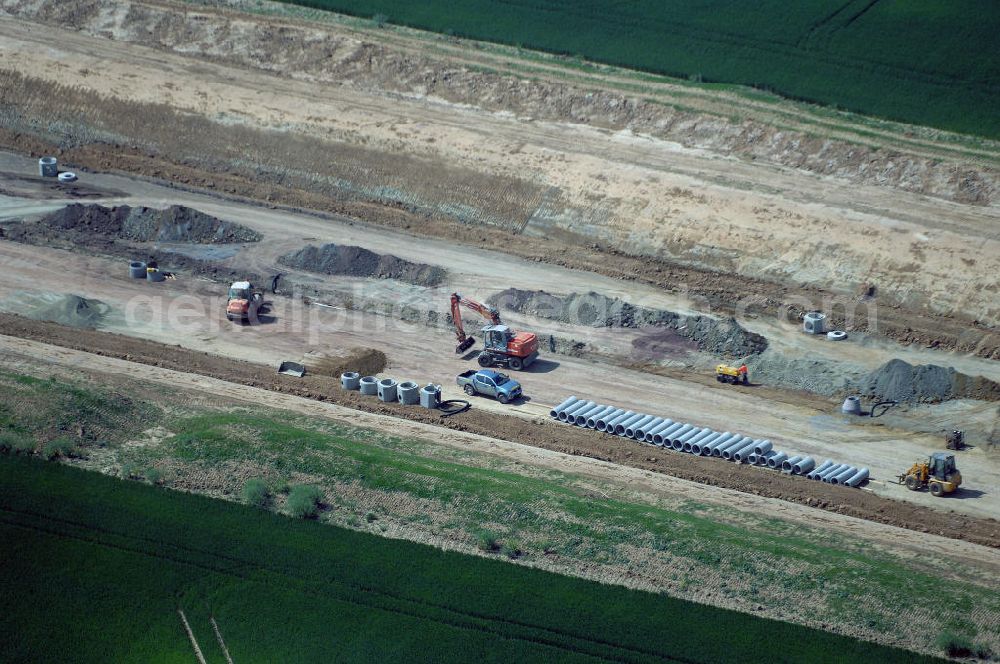 Aerial photograph Eisenach - Kindel - Neubautrasse der BAB A 4 - Umfahrung Hörselberge in Thüringen bei Eisenach. Im September 2007 hat das Bieterkonsortium VINCI Concessions / Hochtief PPP (50/50) den Zuschlag für das A-Modell BAB A 4 Umfahrung Hörselberge (km 238,5 bis km 283,2) erhalten. Die bei diesem Projekt auf der Bauausführungsebene gegründete Arbeitsgemeinschaft wird von der EUROVIA Infra GmbH angeführt, des Weiteren sind hier die Unternehmen Hochtief, Strassing Limes und Rädlinger beteiligt. Durchgeführt werden die im Zuge dieses Projektes notwendigen Arbeiten unter an derem von den Mitarbeitern der Niederlassung Weimar der EUROVIA Verkehrsbau Union sowie der Niederlassungen Abbruch und Erdbau, Betonstraßenbau, Ingenieurbau und TECO Schallschutz der EUROVIA Beton. DEGES