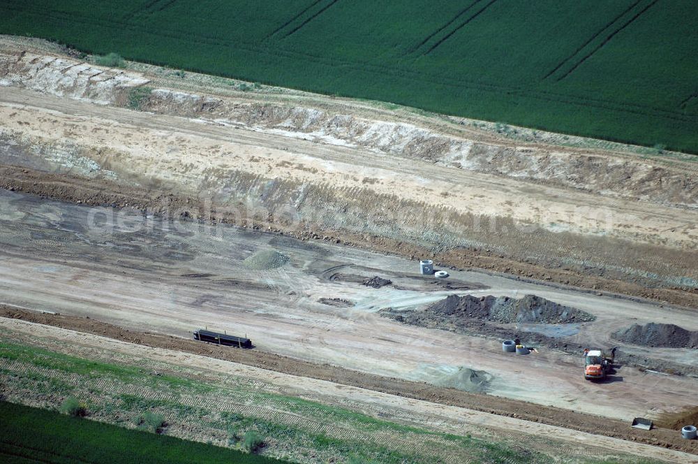 Eisenach - Kindel from above - Neubautrasse der BAB A 4 - Umfahrung Hörselberge in Thüringen bei Eisenach. Im September 2007 hat das Bieterkonsortium VINCI Concessions / Hochtief PPP (50/50) den Zuschlag für das A-Modell BAB A 4 Umfahrung Hörselberge (km 238,5 bis km 283,2) erhalten. Die bei diesem Projekt auf der Bauausführungsebene gegründete Arbeitsgemeinschaft wird von der EUROVIA Infra GmbH angeführt, des Weiteren sind hier die Unternehmen Hochtief, Strassing Limes und Rädlinger beteiligt. Durchgeführt werden die im Zuge dieses Projektes notwendigen Arbeiten unter an derem von den Mitarbeitern der Niederlassung Weimar der EUROVIA Verkehrsbau Union sowie der Niederlassungen Abbruch und Erdbau, Betonstraßenbau, Ingenieurbau und TECO Schallschutz der EUROVIA Beton. DEGES