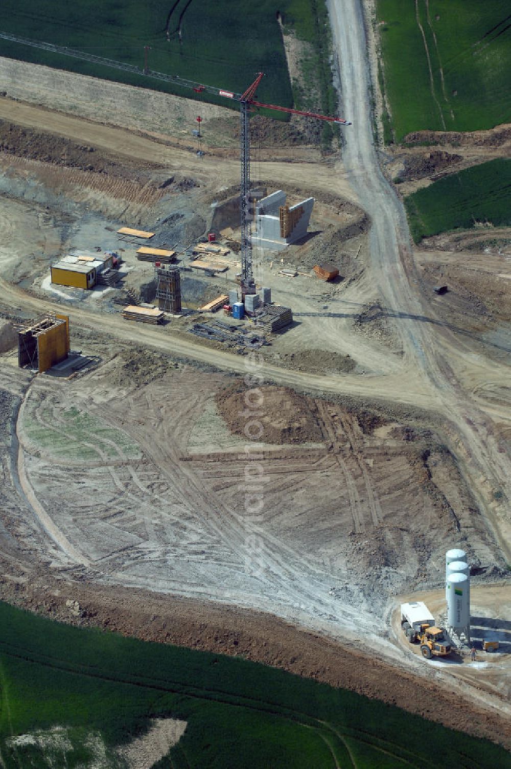 Aerial image Eisenach - Kindel - Neubautrasse der BAB A 4 - Umfahrung Hörselberge in Thüringen bei Eisenach. Im September 2007 hat das Bieterkonsortium VINCI Concessions / Hochtief PPP (50/50) den Zuschlag für das A-Modell BAB A 4 Umfahrung Hörselberge (km 238,5 bis km 283,2) erhalten. Die bei diesem Projekt auf der Bauausführungsebene gegründete Arbeitsgemeinschaft wird von der EUROVIA Infra GmbH angeführt, des Weiteren sind hier die Unternehmen Hochtief, Strassing Limes und Rädlinger beteiligt. Durchgeführt werden die im Zuge dieses Projektes notwendigen Arbeiten unter an derem von den Mitarbeitern der Niederlassung Weimar der EUROVIA Verkehrsbau Union sowie der Niederlassungen Abbruch und Erdbau, Betonstraßenbau, Ingenieurbau und TECO Schallschutz der EUROVIA Beton. DEGES