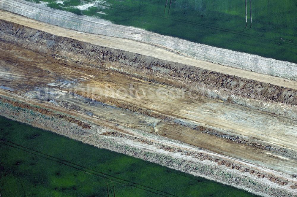 Aerial photograph Eisenach - Kindel - Neubautrasse der BAB A 4 - Umfahrung Hörselberge in Thüringen bei Eisenach. Im September 2007 hat das Bieterkonsortium VINCI Concessions / Hochtief PPP (50/50) den Zuschlag für das A-Modell BAB A 4 Umfahrung Hörselberge (km 238,5 bis km 283,2) erhalten. Die bei diesem Projekt auf der Bauausführungsebene gegründete Arbeitsgemeinschaft wird von der EUROVIA Infra GmbH angeführt, des Weiteren sind hier die Unternehmen Hochtief, Strassing Limes und Rädlinger beteiligt. Durchgeführt werden die im Zuge dieses Projektes notwendigen Arbeiten unter an derem von den Mitarbeitern der Niederlassung Weimar der EUROVIA Verkehrsbau Union sowie der Niederlassungen Abbruch und Erdbau, Betonstraßenbau, Ingenieurbau und TECO Schallschutz der EUROVIA Beton. DEGES