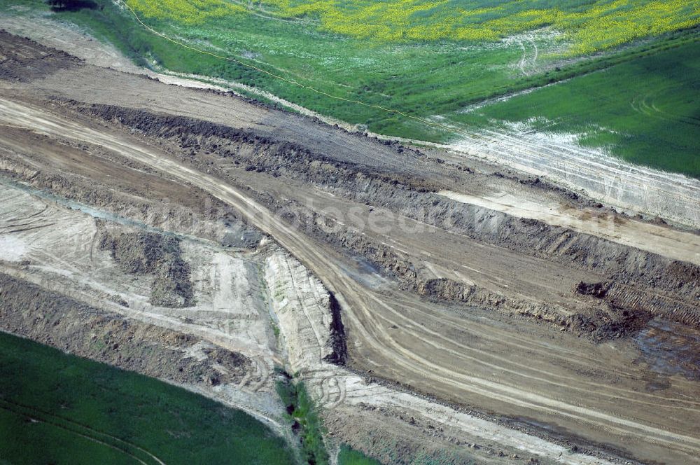 Eisenach - Kindel from above - Neubautrasse der BAB A 4 - Umfahrung Hörselberge in Thüringen bei Eisenach. Im September 2007 hat das Bieterkonsortium VINCI Concessions / Hochtief PPP (50/50) den Zuschlag für das A-Modell BAB A 4 Umfahrung Hörselberge (km 238,5 bis km 283,2) erhalten. Die bei diesem Projekt auf der Bauausführungsebene gegründete Arbeitsgemeinschaft wird von der EUROVIA Infra GmbH angeführt, des Weiteren sind hier die Unternehmen Hochtief, Strassing Limes und Rädlinger beteiligt. Durchgeführt werden die im Zuge dieses Projektes notwendigen Arbeiten unter an derem von den Mitarbeitern der Niederlassung Weimar der EUROVIA Verkehrsbau Union sowie der Niederlassungen Abbruch und Erdbau, Betonstraßenbau, Ingenieurbau und TECO Schallschutz der EUROVIA Beton. DEGES