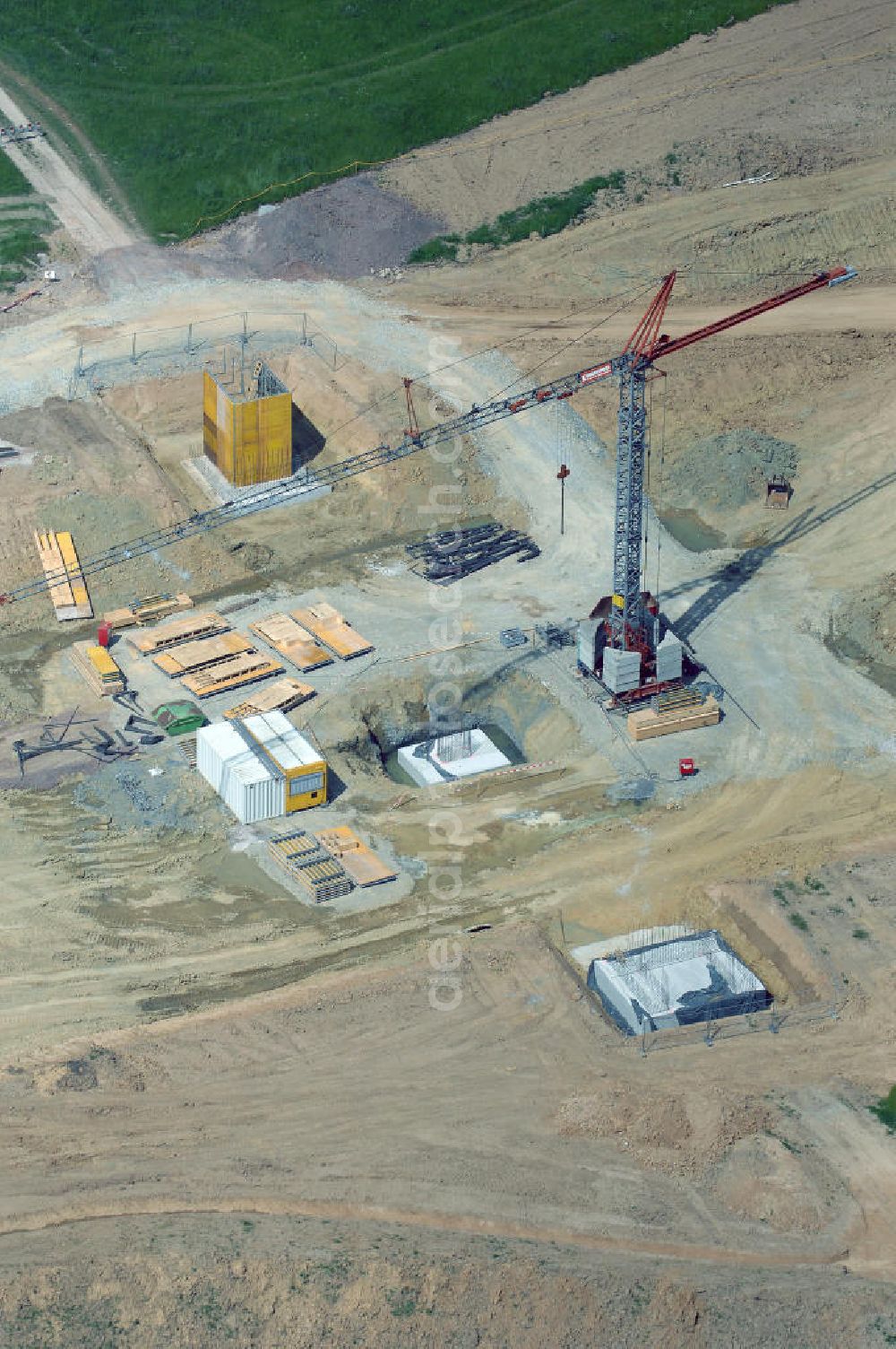 Aerial photograph Eisenach - Kindel - Neubautrasse der BAB A 4 - Umfahrung Hörselberge in Thüringen bei Eisenach. Im September 2007 hat das Bieterkonsortium VINCI Concessions / Hochtief PPP (50/50) den Zuschlag für das A-Modell BAB A 4 Umfahrung Hörselberge (km 238,5 bis km 283,2) erhalten. Die bei diesem Projekt auf der Bauausführungsebene gegründete Arbeitsgemeinschaft wird von der EUROVIA Infra GmbH angeführt, des Weiteren sind hier die Unternehmen Hochtief, Strassing Limes und Rädlinger beteiligt. Durchgeführt werden die im Zuge dieses Projektes notwendigen Arbeiten unter an derem von den Mitarbeitern der Niederlassung Weimar der EUROVIA Verkehrsbau Union sowie der Niederlassungen Abbruch und Erdbau, Betonstraßenbau, Ingenieurbau und TECO Schallschutz der EUROVIA Beton. DEGES