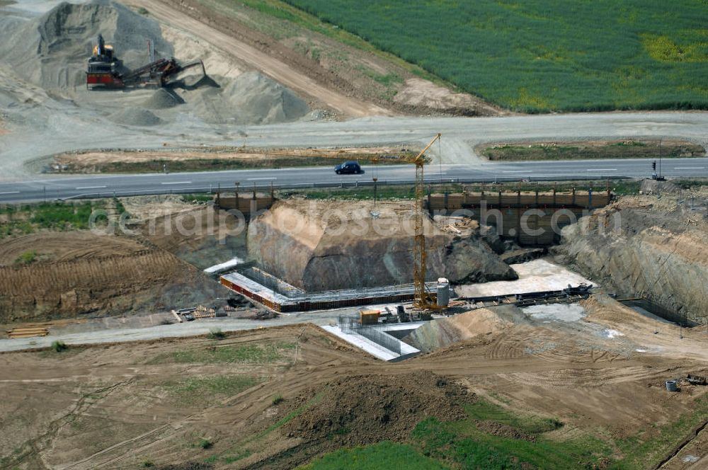 Eisenach - Kindel from above - Neubautrasse der BAB A 4 - Umfahrung Hörselberge in Thüringen bei Eisenach. Im September 2007 hat das Bieterkonsortium VINCI Concessions / Hochtief PPP (50/50) den Zuschlag für das A-Modell BAB A 4 Umfahrung Hörselberge (km 238,5 bis km 283,2) erhalten. Die bei diesem Projekt auf der Bauausführungsebene gegründete Arbeitsgemeinschaft wird von der EUROVIA Infra GmbH angeführt, des Weiteren sind hier die Unternehmen Hochtief, Strassing Limes und Rädlinger beteiligt. Durchgeführt werden die im Zuge dieses Projektes notwendigen Arbeiten unter an derem von den Mitarbeitern der Niederlassung Weimar der EUROVIA Verkehrsbau Union sowie der Niederlassungen Abbruch und Erdbau, Betonstraßenbau, Ingenieurbau und TECO Schallschutz der EUROVIA Beton. DEGES