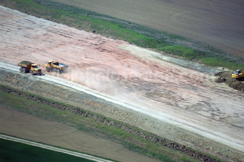 Aerial photograph Eisenach - Kindel - Neubautrasse der BAB A 4 - Umfahrung Hörselberge in Thüringen bei Eisenach. Im September 2007 hat das Bieterkonsortium VINCI Concessions / Hochtief PPP (50/50) den Zuschlag für das A-Modell BAB A 4 Umfahrung Hörselberge (km 238,5 bis km 283,2) erhalten. Die bei diesem Projekt auf der Bauausführungsebene gegründete Arbeitsgemeinschaft wird von der EUROVIA Infra GmbH angeführt, des Weiteren sind hier die Unternehmen Hochtief, Strassing Limes und Rädlinger beteiligt. Durchgeführt werden die im Zuge dieses Projektes notwendigen Arbeiten unter an derem von den Mitarbeitern der Niederlassung Weimar der EUROVIA Verkehrsbau Union sowie der Niederlassungen Abbruch und Erdbau, Betonstraßenbau, Ingenieurbau und TECO Schallschutz der EUROVIA Beton. DEGES