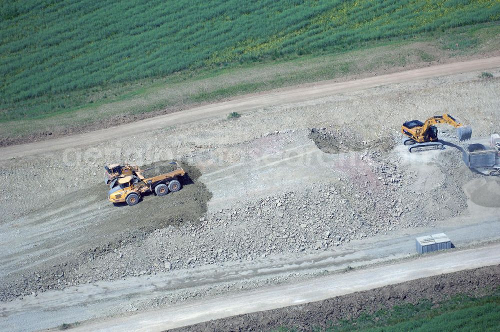 Eisenach - Kindel from above - Neubautrasse der BAB A 4 - Umfahrung Hörselberge in Thüringen bei Eisenach. Im September 2007 hat das Bieterkonsortium VINCI Concessions / Hochtief PPP (50/50) den Zuschlag für das A-Modell BAB A 4 Umfahrung Hörselberge (km 238,5 bis km 283,2) erhalten. Die bei diesem Projekt auf der Bauausführungsebene gegründete Arbeitsgemeinschaft wird von der EUROVIA Infra GmbH angeführt, des Weiteren sind hier die Unternehmen Hochtief, Strassing Limes und Rädlinger beteiligt. Durchgeführt werden die im Zuge dieses Projektes notwendigen Arbeiten unter an derem von den Mitarbeitern der Niederlassung Weimar der EUROVIA Verkehrsbau Union sowie der Niederlassungen Abbruch und Erdbau, Betonstraßenbau, Ingenieurbau und TECO Schallschutz der EUROVIA Beton. DEGES