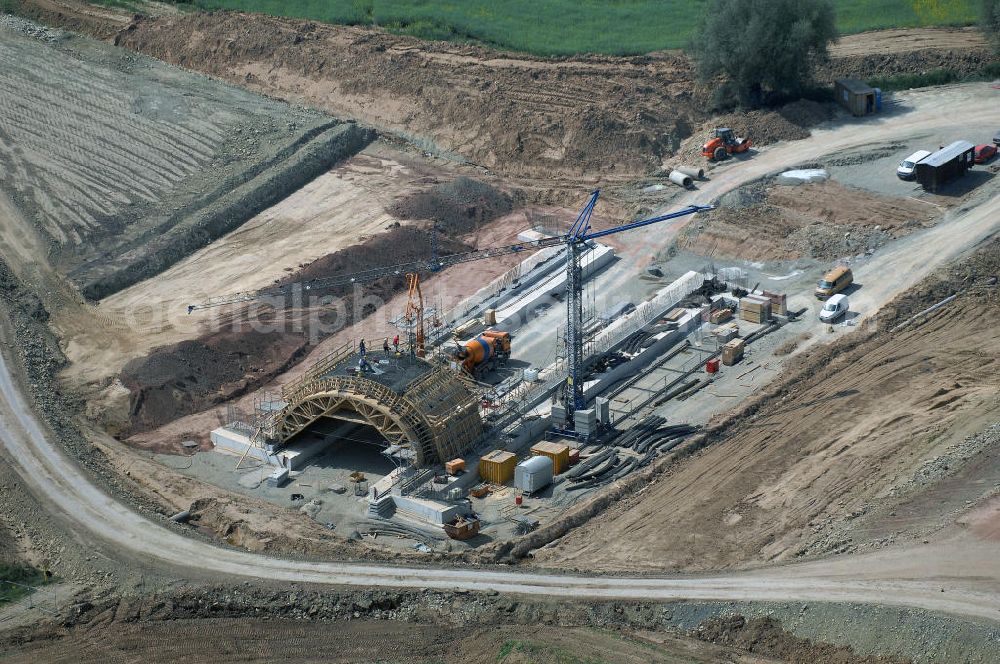 Eisenach - Kindel from the bird's eye view: Neubautrasse der BAB A 4 - Umfahrung Hörselberge in Thüringen bei Eisenach. Im September 2007 hat das Bieterkonsortium VINCI Concessions / Hochtief PPP (50/50) den Zuschlag für das A-Modell BAB A 4 Umfahrung Hörselberge (km 238,5 bis km 283,2) erhalten. Die bei diesem Projekt auf der Bauausführungsebene gegründete Arbeitsgemeinschaft wird von der EUROVIA Infra GmbH angeführt, des Weiteren sind hier die Unternehmen Hochtief, Strassing Limes und Rädlinger beteiligt. Durchgeführt werden die im Zuge dieses Projektes notwendigen Arbeiten unter an derem von den Mitarbeitern der Niederlassung Weimar der EUROVIA Verkehrsbau Union sowie der Niederlassungen Abbruch und Erdbau, Betonstraßenbau, Ingenieurbau und TECO Schallschutz der EUROVIA Beton. DEGES