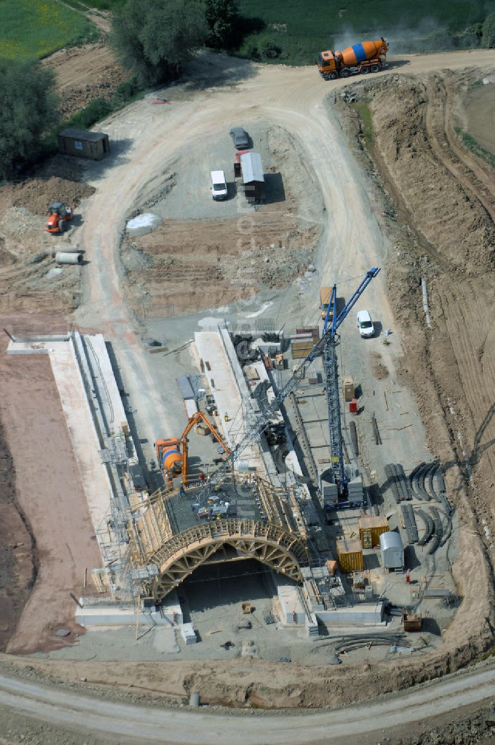 Aerial image Eisenach - Kindel - Neubautrasse der BAB A 4 - Umfahrung Hörselberge in Thüringen bei Eisenach. Im September 2007 hat das Bieterkonsortium VINCI Concessions / Hochtief PPP (50/50) den Zuschlag für das A-Modell BAB A 4 Umfahrung Hörselberge (km 238,5 bis km 283,2) erhalten. Die bei diesem Projekt auf der Bauausführungsebene gegründete Arbeitsgemeinschaft wird von der EUROVIA Infra GmbH angeführt, des Weiteren sind hier die Unternehmen Hochtief, Strassing Limes und Rädlinger beteiligt. Durchgeführt werden die im Zuge dieses Projektes notwendigen Arbeiten unter an derem von den Mitarbeitern der Niederlassung Weimar der EUROVIA Verkehrsbau Union sowie der Niederlassungen Abbruch und Erdbau, Betonstraßenbau, Ingenieurbau und TECO Schallschutz der EUROVIA Beton. DEGES