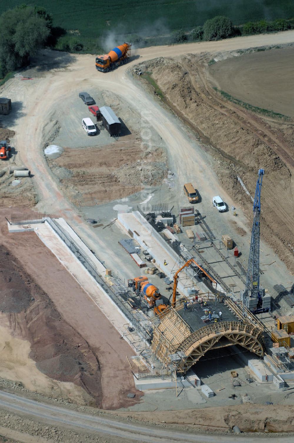 Aerial photograph Eisenach - Kindel - Neubautrasse der BAB A 4 - Umfahrung Hörselberge in Thüringen bei Eisenach. Im September 2007 hat das Bieterkonsortium VINCI Concessions / Hochtief PPP (50/50) den Zuschlag für das A-Modell BAB A 4 Umfahrung Hörselberge (km 238,5 bis km 283,2) erhalten. Die bei diesem Projekt auf der Bauausführungsebene gegründete Arbeitsgemeinschaft wird von der EUROVIA Infra GmbH angeführt, des Weiteren sind hier die Unternehmen Hochtief, Strassing Limes und Rädlinger beteiligt. Durchgeführt werden die im Zuge dieses Projektes notwendigen Arbeiten unter an derem von den Mitarbeitern der Niederlassung Weimar der EUROVIA Verkehrsbau Union sowie der Niederlassungen Abbruch und Erdbau, Betonstraßenbau, Ingenieurbau und TECO Schallschutz der EUROVIA Beton. DEGES