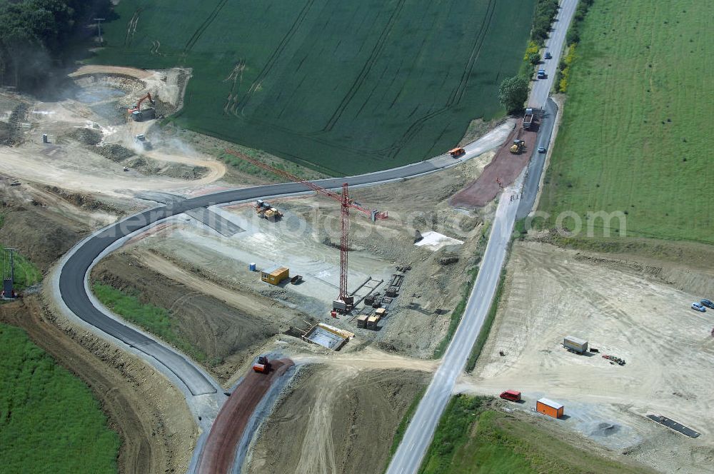 Aerial image Eisenach - Kindel - Neubautrasse der BAB A 4 - Umfahrung Hörselberge in Thüringen bei Eisenach. Im September 2007 hat das Bieterkonsortium VINCI Concessions / Hochtief PPP (50/50) den Zuschlag für das A-Modell BAB A 4 Umfahrung Hörselberge (km 238,5 bis km 283,2) erhalten. Die bei diesem Projekt auf der Bauausführungsebene gegründete Arbeitsgemeinschaft wird von der EUROVIA Infra GmbH angeführt, des Weiteren sind hier die Unternehmen Hochtief, Strassing Limes und Rädlinger beteiligt. Durchgeführt werden die im Zuge dieses Projektes notwendigen Arbeiten unter an derem von den Mitarbeitern der Niederlassung Weimar der EUROVIA Verkehrsbau Union sowie der Niederlassungen Abbruch und Erdbau, Betonstraßenbau, Ingenieurbau und TECO Schallschutz der EUROVIA Beton. DEGES