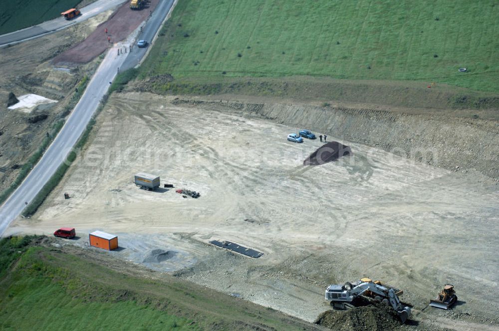 Aerial photograph Eisenach - Kindel - Neubautrasse der BAB A 4 - Umfahrung Hörselberge in Thüringen bei Eisenach. Im September 2007 hat das Bieterkonsortium VINCI Concessions / Hochtief PPP (50/50) den Zuschlag für das A-Modell BAB A 4 Umfahrung Hörselberge (km 238,5 bis km 283,2) erhalten. Die bei diesem Projekt auf der Bauausführungsebene gegründete Arbeitsgemeinschaft wird von der EUROVIA Infra GmbH angeführt, des Weiteren sind hier die Unternehmen Hochtief, Strassing Limes und Rädlinger beteiligt. Durchgeführt werden die im Zuge dieses Projektes notwendigen Arbeiten unter an derem von den Mitarbeitern der Niederlassung Weimar der EUROVIA Verkehrsbau Union sowie der Niederlassungen Abbruch und Erdbau, Betonstraßenbau, Ingenieurbau und TECO Schallschutz der EUROVIA Beton. DEGES