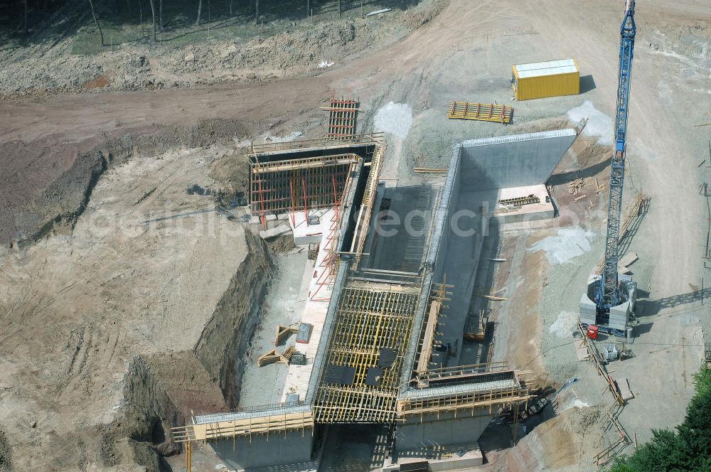 Eisenach - Kindel from above - Neubautrasse der BAB A 4 - Umfahrung Hörselberge in Thüringen bei Eisenach. Im September 2007 hat das Bieterkonsortium VINCI Concessions / Hochtief PPP (50/50) den Zuschlag für das A-Modell BAB A 4 Umfahrung Hörselberge (km 238,5 bis km 283,2) erhalten. Die bei diesem Projekt auf der Bauausführungsebene gegründete Arbeitsgemeinschaft wird von der EUROVIA Infra GmbH angeführt, des Weiteren sind hier die Unternehmen Hochtief, Strassing Limes und Rädlinger beteiligt. Durchgeführt werden die im Zuge dieses Projektes notwendigen Arbeiten unter an derem von den Mitarbeitern der Niederlassung Weimar der EUROVIA Verkehrsbau Union sowie der Niederlassungen Abbruch und Erdbau, Betonstraßenbau, Ingenieurbau und TECO Schallschutz der EUROVIA Beton. DEGES