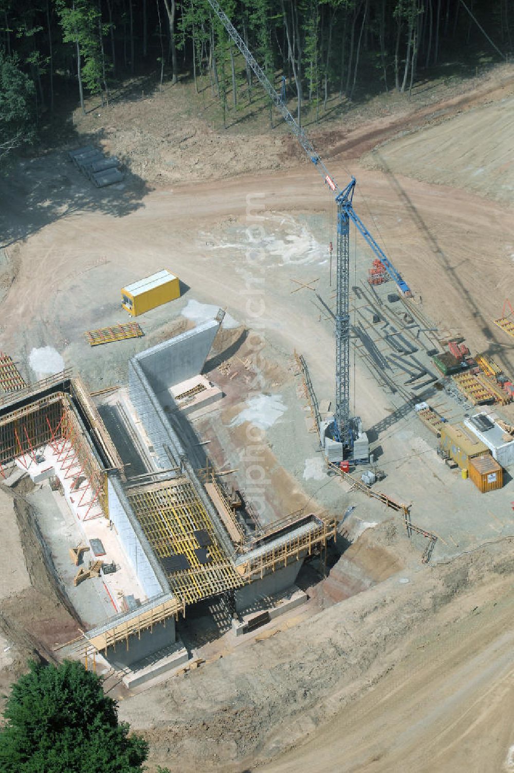 Eisenach - Kindel from the bird's eye view: Neubautrasse der BAB A 4 - Umfahrung Hörselberge in Thüringen bei Eisenach. Im September 2007 hat das Bieterkonsortium VINCI Concessions / Hochtief PPP (50/50) den Zuschlag für das A-Modell BAB A 4 Umfahrung Hörselberge (km 238,5 bis km 283,2) erhalten. Die bei diesem Projekt auf der Bauausführungsebene gegründete Arbeitsgemeinschaft wird von der EUROVIA Infra GmbH angeführt, des Weiteren sind hier die Unternehmen Hochtief, Strassing Limes und Rädlinger beteiligt. Durchgeführt werden die im Zuge dieses Projektes notwendigen Arbeiten unter an derem von den Mitarbeitern der Niederlassung Weimar der EUROVIA Verkehrsbau Union sowie der Niederlassungen Abbruch und Erdbau, Betonstraßenbau, Ingenieurbau und TECO Schallschutz der EUROVIA Beton. DEGES