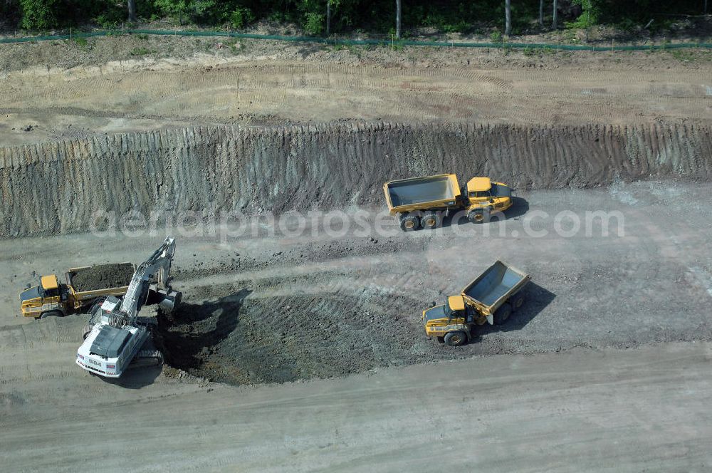 Aerial image Eisenach - Kindel - Neubautrasse der BAB A 4 - Umfahrung Hörselberge in Thüringen bei Eisenach. Im September 2007 hat das Bieterkonsortium VINCI Concessions / Hochtief PPP (50/50) den Zuschlag für das A-Modell BAB A 4 Umfahrung Hörselberge (km 238,5 bis km 283,2) erhalten. Die bei diesem Projekt auf der Bauausführungsebene gegründete Arbeitsgemeinschaft wird von der EUROVIA Infra GmbH angeführt, des Weiteren sind hier die Unternehmen Hochtief, Strassing Limes und Rädlinger beteiligt. Durchgeführt werden die im Zuge dieses Projektes notwendigen Arbeiten unter an derem von den Mitarbeitern der Niederlassung Weimar der EUROVIA Verkehrsbau Union sowie der Niederlassungen Abbruch und Erdbau, Betonstraßenbau, Ingenieurbau und TECO Schallschutz der EUROVIA Beton. DEGES