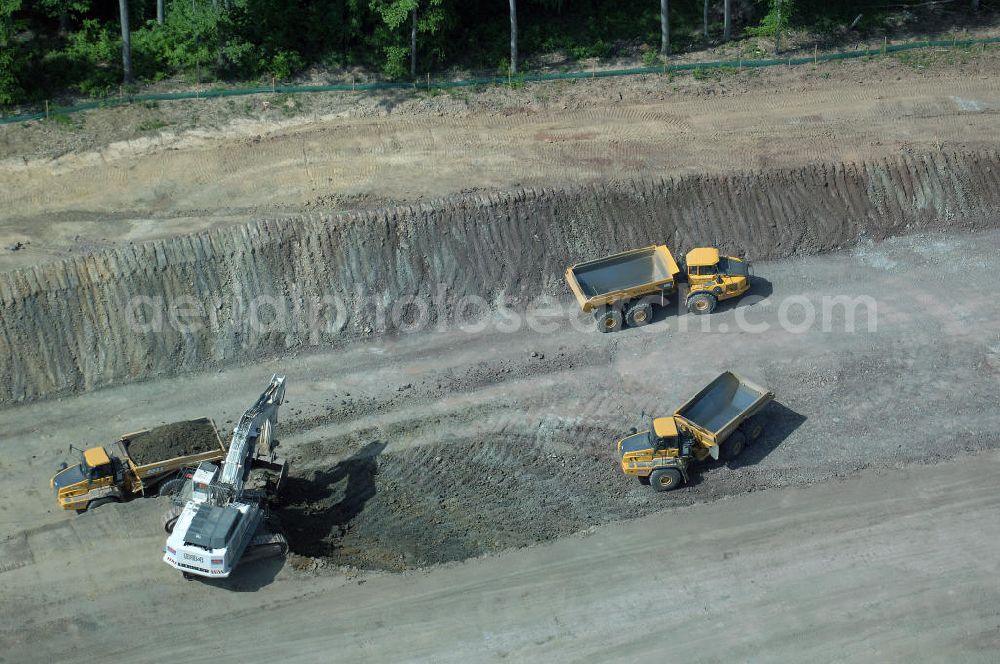 Aerial photograph Eisenach - Kindel - Neubautrasse der BAB A 4 - Umfahrung Hörselberge in Thüringen bei Eisenach. Im September 2007 hat das Bieterkonsortium VINCI Concessions / Hochtief PPP (50/50) den Zuschlag für das A-Modell BAB A 4 Umfahrung Hörselberge (km 238,5 bis km 283,2) erhalten. Die bei diesem Projekt auf der Bauausführungsebene gegründete Arbeitsgemeinschaft wird von der EUROVIA Infra GmbH angeführt, des Weiteren sind hier die Unternehmen Hochtief, Strassing Limes und Rädlinger beteiligt. Durchgeführt werden die im Zuge dieses Projektes notwendigen Arbeiten unter an derem von den Mitarbeitern der Niederlassung Weimar der EUROVIA Verkehrsbau Union sowie der Niederlassungen Abbruch und Erdbau, Betonstraßenbau, Ingenieurbau und TECO Schallschutz der EUROVIA Beton. DEGES