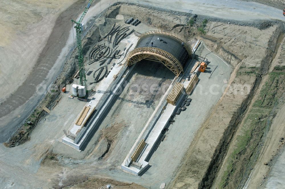 Eisenach - Kindel from above - Neubautrasse der BAB A 4 - Umfahrung Hörselberge in Thüringen bei Eisenach. Im September 2007 hat das Bieterkonsortium VINCI Concessions / Hochtief PPP (50/50) den Zuschlag für das A-Modell BAB A 4 Umfahrung Hörselberge (km 238,5 bis km 283,2) erhalten. Die bei diesem Projekt auf der Bauausführungsebene gegründete Arbeitsgemeinschaft wird von der EUROVIA Infra GmbH angeführt, des Weiteren sind hier die Unternehmen Hochtief, Strassing Limes und Rädlinger beteiligt. Durchgeführt werden die im Zuge dieses Projektes notwendigen Arbeiten unter an derem von den Mitarbeitern der Niederlassung Weimar der EUROVIA Verkehrsbau Union sowie der Niederlassungen Abbruch und Erdbau, Betonstraßenbau, Ingenieurbau und TECO Schallschutz der EUROVIA Beton. DEGES