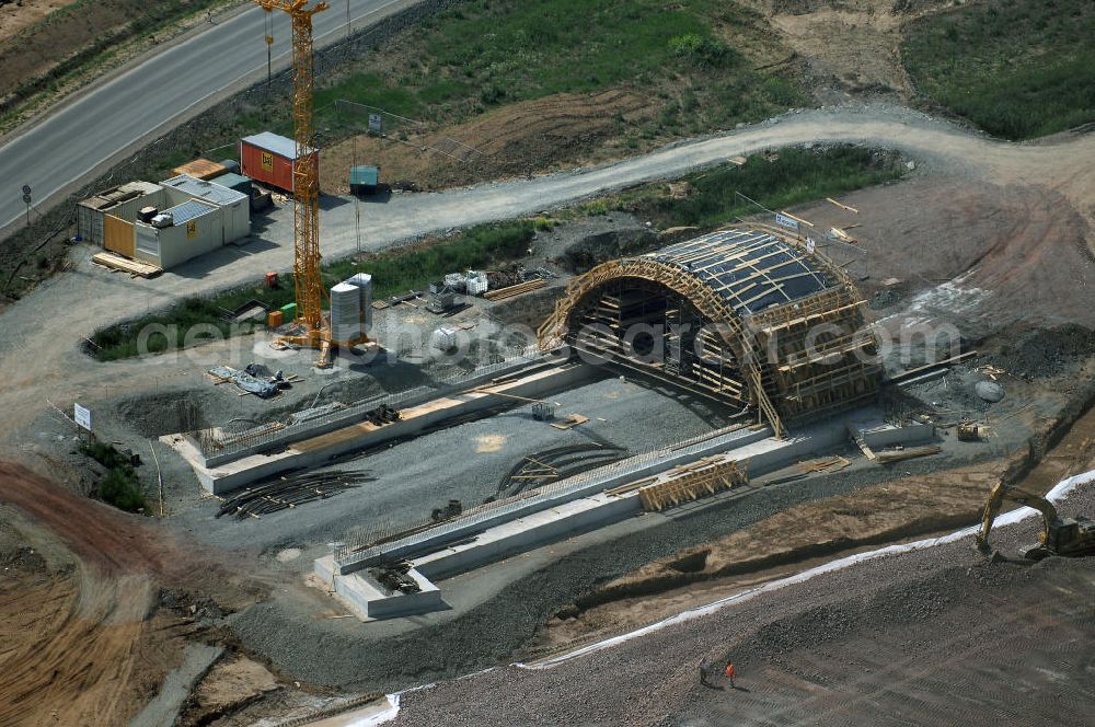 Aerial photograph Eisenach - Kindel - Neubautrasse der BAB A 4 - Umfahrung Hörselberge in Thüringen bei Eisenach. Im September 2007 hat das Bieterkonsortium VINCI Concessions / Hochtief PPP (50/50) den Zuschlag für das A-Modell BAB A 4 Umfahrung Hörselberge (km 238,5 bis km 283,2) erhalten. Die bei diesem Projekt auf der Bauausführungsebene gegründete Arbeitsgemeinschaft wird von der EUROVIA Infra GmbH angeführt, des Weiteren sind hier die Unternehmen Hochtief, Strassing Limes und Rädlinger beteiligt. Durchgeführt werden die im Zuge dieses Projektes notwendigen Arbeiten unter an derem von den Mitarbeitern der Niederlassung Weimar der EUROVIA Verkehrsbau Union sowie der Niederlassungen Abbruch und Erdbau, Betonstraßenbau, Ingenieurbau und TECO Schallschutz der EUROVIA Beton. DEGES