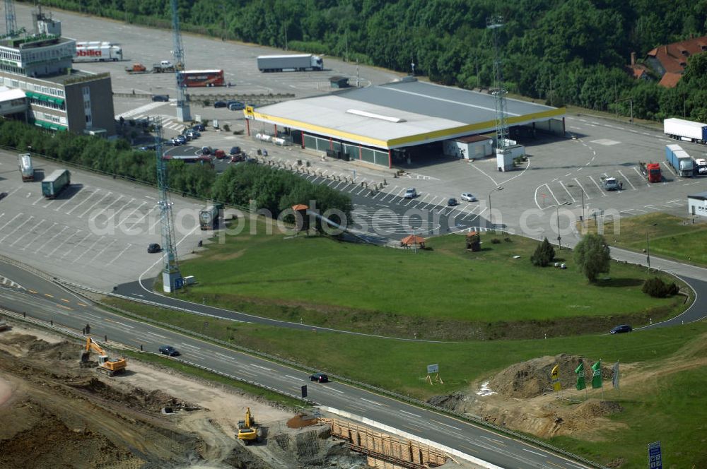 Eisenach - Kindel from above - Neubautrasse der BAB A 4 - Umfahrung Hörselberge in Thüringen bei Eisenach. Im September 2007 hat das Bieterkonsortium VINCI Concessions / Hochtief PPP (50/50) den Zuschlag für das A-Modell BAB A 4 Umfahrung Hörselberge (km 238,5 bis km 283,2) erhalten. Die bei diesem Projekt auf der Bauausführungsebene gegründete Arbeitsgemeinschaft wird von der EUROVIA Infra GmbH angeführt, des Weiteren sind hier die Unternehmen Hochtief, Strassing Limes und Rädlinger beteiligt. Durchgeführt werden die im Zuge dieses Projektes notwendigen Arbeiten unter an derem von den Mitarbeitern der Niederlassung Weimar der EUROVIA Verkehrsbau Union sowie der Niederlassungen Abbruch und Erdbau, Betonstraßenbau, Ingenieurbau und TECO Schallschutz der EUROVIA Beton. DEGES