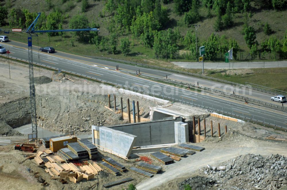 Aerial image Eisenach - Kindel - Neubautrasse der BAB A 4 - Umfahrung Hörselberge in Thüringen bei Eisenach. Im September 2007 hat das Bieterkonsortium VINCI Concessions / Hochtief PPP (50/50) den Zuschlag für das A-Modell BAB A 4 Umfahrung Hörselberge (km 238,5 bis km 283,2) erhalten. Die bei diesem Projekt auf der Bauausführungsebene gegründete Arbeitsgemeinschaft wird von der EUROVIA Infra GmbH angeführt, des Weiteren sind hier die Unternehmen Hochtief, Strassing Limes und Rädlinger beteiligt. Durchgeführt werden die im Zuge dieses Projektes notwendigen Arbeiten unter an derem von den Mitarbeitern der Niederlassung Weimar der EUROVIA Verkehrsbau Union sowie der Niederlassungen Abbruch und Erdbau, Betonstraßenbau, Ingenieurbau und TECO Schallschutz der EUROVIA Beton. DEGES