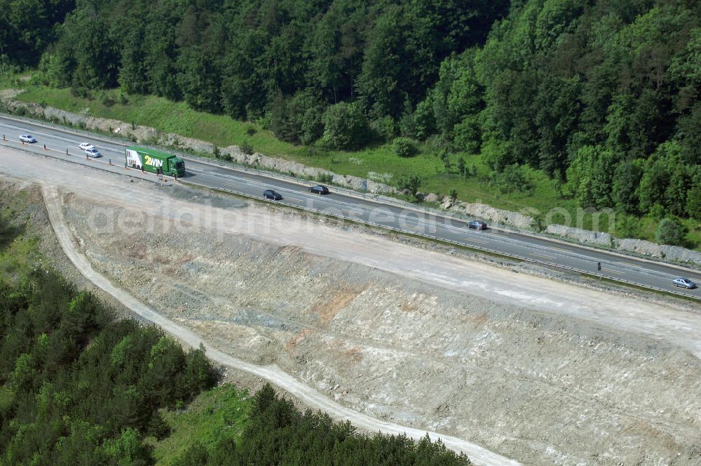 Aerial photograph Eisenach - Kindel - Neubautrasse der BAB A 4 - Umfahrung Hörselberge in Thüringen bei Eisenach. Im September 2007 hat das Bieterkonsortium VINCI Concessions / Hochtief PPP (50/50) den Zuschlag für das A-Modell BAB A 4 Umfahrung Hörselberge (km 238,5 bis km 283,2) erhalten. Die bei diesem Projekt auf der Bauausführungsebene gegründete Arbeitsgemeinschaft wird von der EUROVIA Infra GmbH angeführt, des Weiteren sind hier die Unternehmen Hochtief, Strassing Limes und Rädlinger beteiligt. Durchgeführt werden die im Zuge dieses Projektes notwendigen Arbeiten unter an derem von den Mitarbeitern der Niederlassung Weimar der EUROVIA Verkehrsbau Union sowie der Niederlassungen Abbruch und Erdbau, Betonstraßenbau, Ingenieurbau und TECO Schallschutz der EUROVIA Beton. DEGES