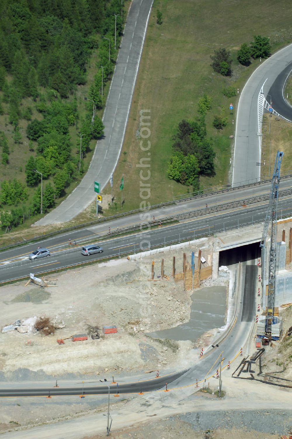 Eisenach - Kindel from above - Neubautrasse der BAB A 4 - Umfahrung Hörselberge in Thüringen bei Eisenach. Im September 2007 hat das Bieterkonsortium VINCI Concessions / Hochtief PPP (50/50) den Zuschlag für das A-Modell BAB A 4 Umfahrung Hörselberge (km 238,5 bis km 283,2) erhalten. Die bei diesem Projekt auf der Bauausführungsebene gegründete Arbeitsgemeinschaft wird von der EUROVIA Infra GmbH angeführt, des Weiteren sind hier die Unternehmen Hochtief, Strassing Limes und Rädlinger beteiligt. Durchgeführt werden die im Zuge dieses Projektes notwendigen Arbeiten unter an derem von den Mitarbeitern der Niederlassung Weimar der EUROVIA Verkehrsbau Union sowie der Niederlassungen Abbruch und Erdbau, Betonstraßenbau, Ingenieurbau und TECO Schallschutz der EUROVIA Beton. DEGES