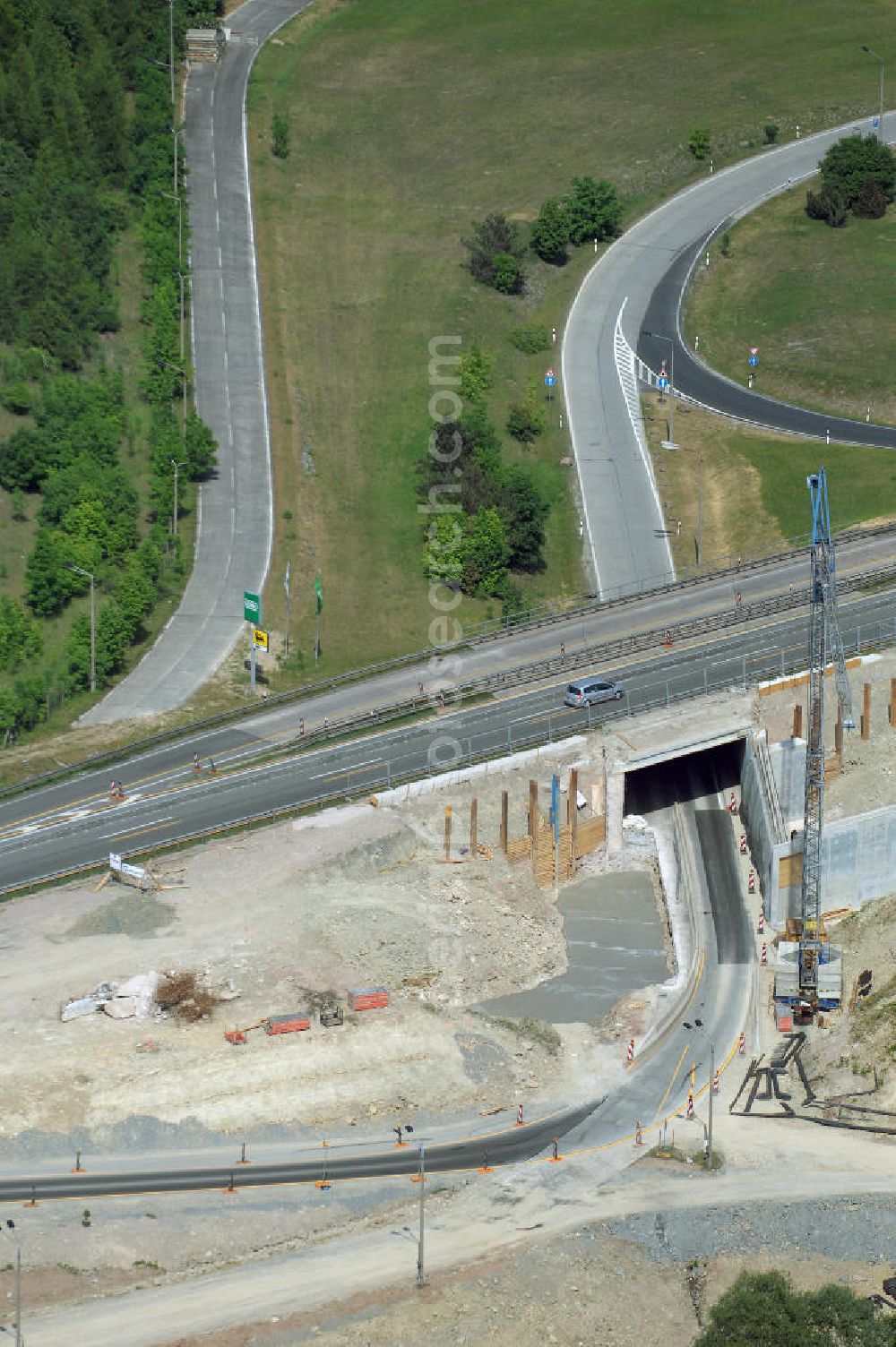 Eisenach - Kindel from the bird's eye view: Neubautrasse der BAB A 4 - Umfahrung Hörselberge in Thüringen bei Eisenach. Im September 2007 hat das Bieterkonsortium VINCI Concessions / Hochtief PPP (50/50) den Zuschlag für das A-Modell BAB A 4 Umfahrung Hörselberge (km 238,5 bis km 283,2) erhalten. Die bei diesem Projekt auf der Bauausführungsebene gegründete Arbeitsgemeinschaft wird von der EUROVIA Infra GmbH angeführt, des Weiteren sind hier die Unternehmen Hochtief, Strassing Limes und Rädlinger beteiligt. Durchgeführt werden die im Zuge dieses Projektes notwendigen Arbeiten unter an derem von den Mitarbeitern der Niederlassung Weimar der EUROVIA Verkehrsbau Union sowie der Niederlassungen Abbruch und Erdbau, Betonstraßenbau, Ingenieurbau und TECO Schallschutz der EUROVIA Beton. DEGES