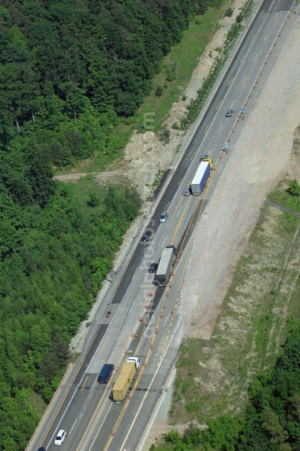 Aerial photograph Eisenach - Kindel - Neubautrasse der BAB A 4 - Umfahrung Hörselberge in Thüringen bei Eisenach. Im September 2007 hat das Bieterkonsortium VINCI Concessions / Hochtief PPP (50/50) den Zuschlag für das A-Modell BAB A 4 Umfahrung Hörselberge (km 238,5 bis km 283,2) erhalten. Die bei diesem Projekt auf der Bauausführungsebene gegründete Arbeitsgemeinschaft wird von der EUROVIA Infra GmbH angeführt, des Weiteren sind hier die Unternehmen Hochtief, Strassing Limes und Rädlinger beteiligt. Durchgeführt werden die im Zuge dieses Projektes notwendigen Arbeiten unter an derem von den Mitarbeitern der Niederlassung Weimar der EUROVIA Verkehrsbau Union sowie der Niederlassungen Abbruch und Erdbau, Betonstraßenbau, Ingenieurbau und TECO Schallschutz der EUROVIA Beton. DEGES