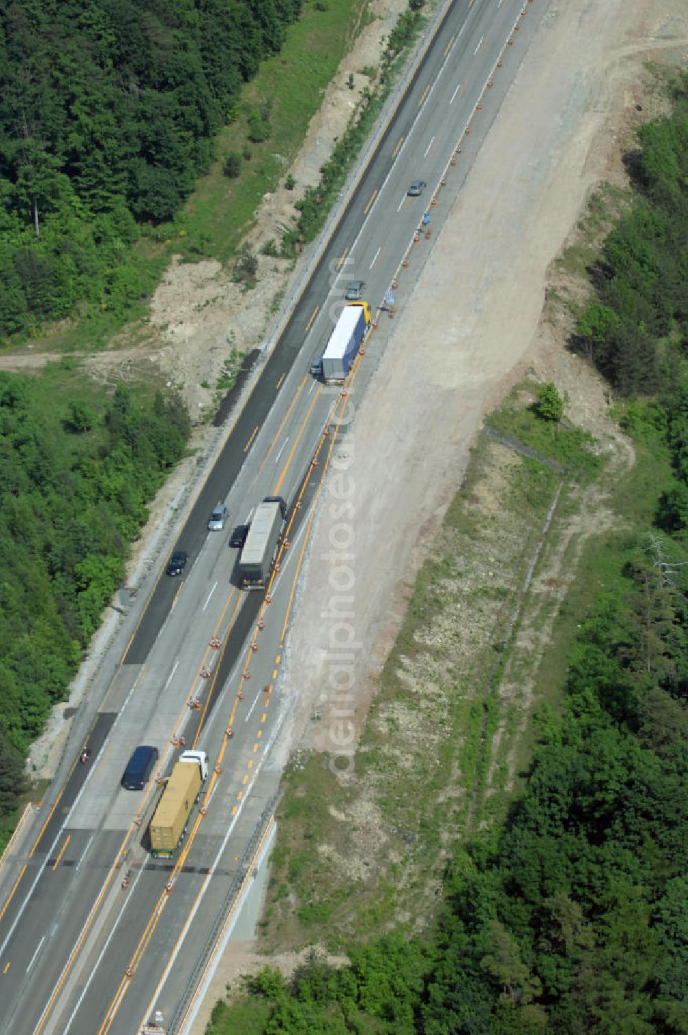 Eisenach - Kindel from above - Neubautrasse der BAB A 4 - Umfahrung Hörselberge in Thüringen bei Eisenach. Im September 2007 hat das Bieterkonsortium VINCI Concessions / Hochtief PPP (50/50) den Zuschlag für das A-Modell BAB A 4 Umfahrung Hörselberge (km 238,5 bis km 283,2) erhalten. Die bei diesem Projekt auf der Bauausführungsebene gegründete Arbeitsgemeinschaft wird von der EUROVIA Infra GmbH angeführt, des Weiteren sind hier die Unternehmen Hochtief, Strassing Limes und Rädlinger beteiligt. Durchgeführt werden die im Zuge dieses Projektes notwendigen Arbeiten unter an derem von den Mitarbeitern der Niederlassung Weimar der EUROVIA Verkehrsbau Union sowie der Niederlassungen Abbruch und Erdbau, Betonstraßenbau, Ingenieurbau und TECO Schallschutz der EUROVIA Beton. DEGES