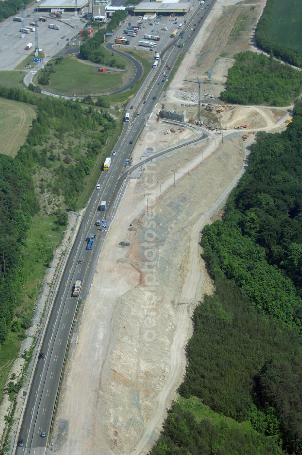 Eisenach - Kindel from the bird's eye view: Neubautrasse der BAB A 4 - Umfahrung Hörselberge in Thüringen bei Eisenach. Im September 2007 hat das Bieterkonsortium VINCI Concessions / Hochtief PPP (50/50) den Zuschlag für das A-Modell BAB A 4 Umfahrung Hörselberge (km 238,5 bis km 283,2) erhalten. Die bei diesem Projekt auf der Bauausführungsebene gegründete Arbeitsgemeinschaft wird von der EUROVIA Infra GmbH angeführt, des Weiteren sind hier die Unternehmen Hochtief, Strassing Limes und Rädlinger beteiligt. Durchgeführt werden die im Zuge dieses Projektes notwendigen Arbeiten unter an derem von den Mitarbeitern der Niederlassung Weimar der EUROVIA Verkehrsbau Union sowie der Niederlassungen Abbruch und Erdbau, Betonstraßenbau, Ingenieurbau und TECO Schallschutz der EUROVIA Beton. DEGES