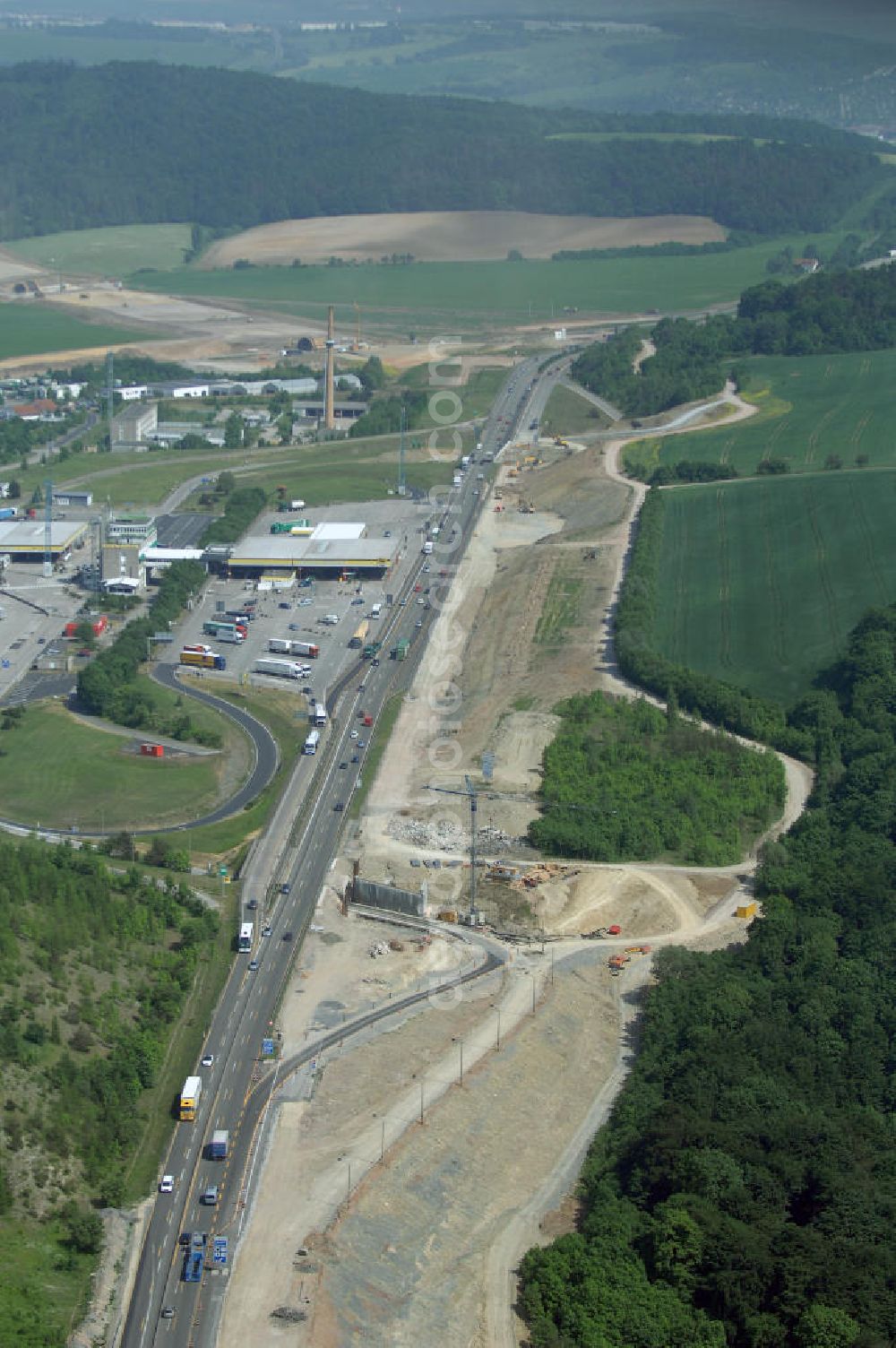 Aerial image Eisenach - Kindel - Neubautrasse der BAB A 4 - Umfahrung Hörselberge in Thüringen bei Eisenach. Im September 2007 hat das Bieterkonsortium VINCI Concessions / Hochtief PPP (50/50) den Zuschlag für das A-Modell BAB A 4 Umfahrung Hörselberge (km 238,5 bis km 283,2) erhalten. Die bei diesem Projekt auf der Bauausführungsebene gegründete Arbeitsgemeinschaft wird von der EUROVIA Infra GmbH angeführt, des Weiteren sind hier die Unternehmen Hochtief, Strassing Limes und Rädlinger beteiligt. Durchgeführt werden die im Zuge dieses Projektes notwendigen Arbeiten unter an derem von den Mitarbeitern der Niederlassung Weimar der EUROVIA Verkehrsbau Union sowie der Niederlassungen Abbruch und Erdbau, Betonstraßenbau, Ingenieurbau und TECO Schallschutz der EUROVIA Beton. DEGES