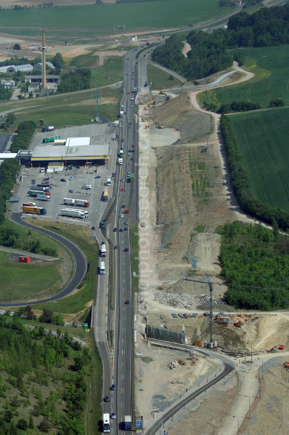 Aerial photograph Eisenach - Kindel - Neubautrasse der BAB A 4 - Umfahrung Hörselberge in Thüringen bei Eisenach. Im September 2007 hat das Bieterkonsortium VINCI Concessions / Hochtief PPP (50/50) den Zuschlag für das A-Modell BAB A 4 Umfahrung Hörselberge (km 238,5 bis km 283,2) erhalten. Die bei diesem Projekt auf der Bauausführungsebene gegründete Arbeitsgemeinschaft wird von der EUROVIA Infra GmbH angeführt, des Weiteren sind hier die Unternehmen Hochtief, Strassing Limes und Rädlinger beteiligt. Durchgeführt werden die im Zuge dieses Projektes notwendigen Arbeiten unter an derem von den Mitarbeitern der Niederlassung Weimar der EUROVIA Verkehrsbau Union sowie der Niederlassungen Abbruch und Erdbau, Betonstraßenbau, Ingenieurbau und TECO Schallschutz der EUROVIA Beton. DEGES