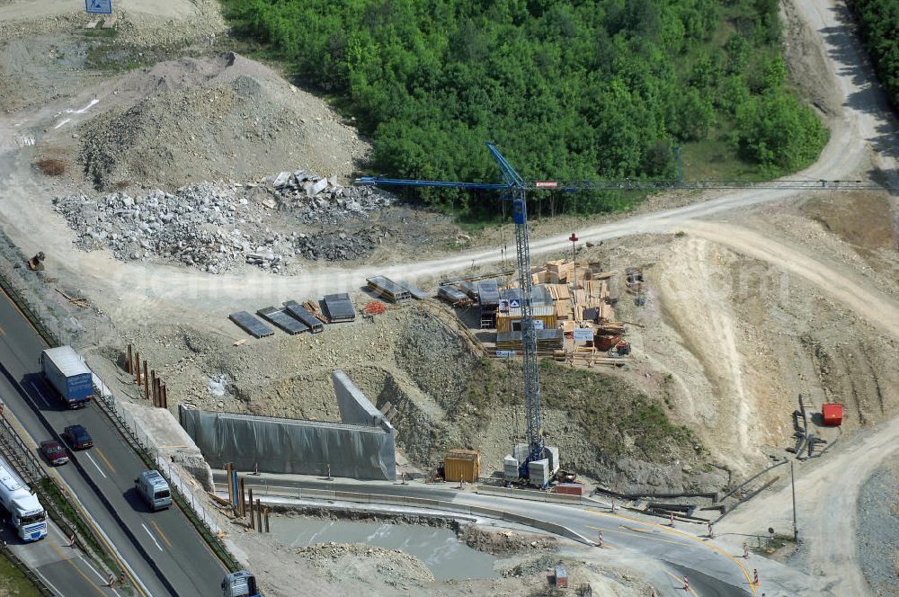 Eisenach - Kindel from above - Neubautrasse der BAB A 4 - Umfahrung Hörselberge in Thüringen bei Eisenach. Im September 2007 hat das Bieterkonsortium VINCI Concessions / Hochtief PPP (50/50) den Zuschlag für das A-Modell BAB A 4 Umfahrung Hörselberge (km 238,5 bis km 283,2) erhalten. Die bei diesem Projekt auf der Bauausführungsebene gegründete Arbeitsgemeinschaft wird von der EUROVIA Infra GmbH angeführt, des Weiteren sind hier die Unternehmen Hochtief, Strassing Limes und Rädlinger beteiligt. Durchgeführt werden die im Zuge dieses Projektes notwendigen Arbeiten unter an derem von den Mitarbeitern der Niederlassung Weimar der EUROVIA Verkehrsbau Union sowie der Niederlassungen Abbruch und Erdbau, Betonstraßenbau, Ingenieurbau und TECO Schallschutz der EUROVIA Beton. DEGES