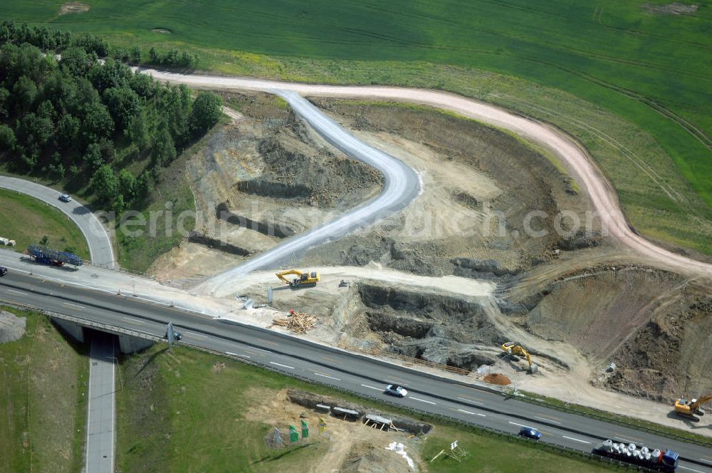 Aerial image Eisenach - Kindel - Neubautrasse der BAB A 4 - Umfahrung Hörselberge in Thüringen bei Eisenach. Im September 2007 hat das Bieterkonsortium VINCI Concessions / Hochtief PPP (50/50) den Zuschlag für das A-Modell BAB A 4 Umfahrung Hörselberge (km 238,5 bis km 283,2) erhalten. Die bei diesem Projekt auf der Bauausführungsebene gegründete Arbeitsgemeinschaft wird von der EUROVIA Infra GmbH angeführt, des Weiteren sind hier die Unternehmen Hochtief, Strassing Limes und Rädlinger beteiligt. Durchgeführt werden die im Zuge dieses Projektes notwendigen Arbeiten unter an derem von den Mitarbeitern der Niederlassung Weimar der EUROVIA Verkehrsbau Union sowie der Niederlassungen Abbruch und Erdbau, Betonstraßenbau, Ingenieurbau und TECO Schallschutz der EUROVIA Beton. DEGES