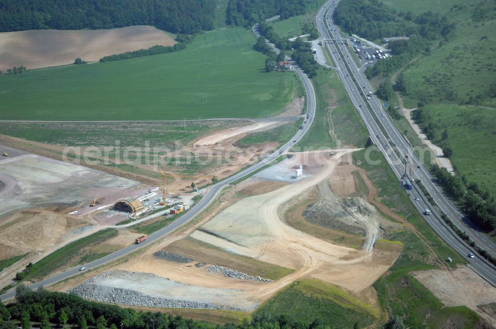 Aerial photograph Eisenach - Kindel - Neubautrasse der BAB A 4 - Umfahrung Hörselberge in Thüringen bei Eisenach. Im September 2007 hat das Bieterkonsortium VINCI Concessions / Hochtief PPP (50/50) den Zuschlag für das A-Modell BAB A 4 Umfahrung Hörselberge (km 238,5 bis km 283,2) erhalten. Die bei diesem Projekt auf der Bauausführungsebene gegründete Arbeitsgemeinschaft wird von der EUROVIA Infra GmbH angeführt, des Weiteren sind hier die Unternehmen Hochtief, Strassing Limes und Rädlinger beteiligt. Durchgeführt werden die im Zuge dieses Projektes notwendigen Arbeiten unter an derem von den Mitarbeitern der Niederlassung Weimar der EUROVIA Verkehrsbau Union sowie der Niederlassungen Abbruch und Erdbau, Betonstraßenbau, Ingenieurbau und TECO Schallschutz der EUROVIA Beton. DEGES