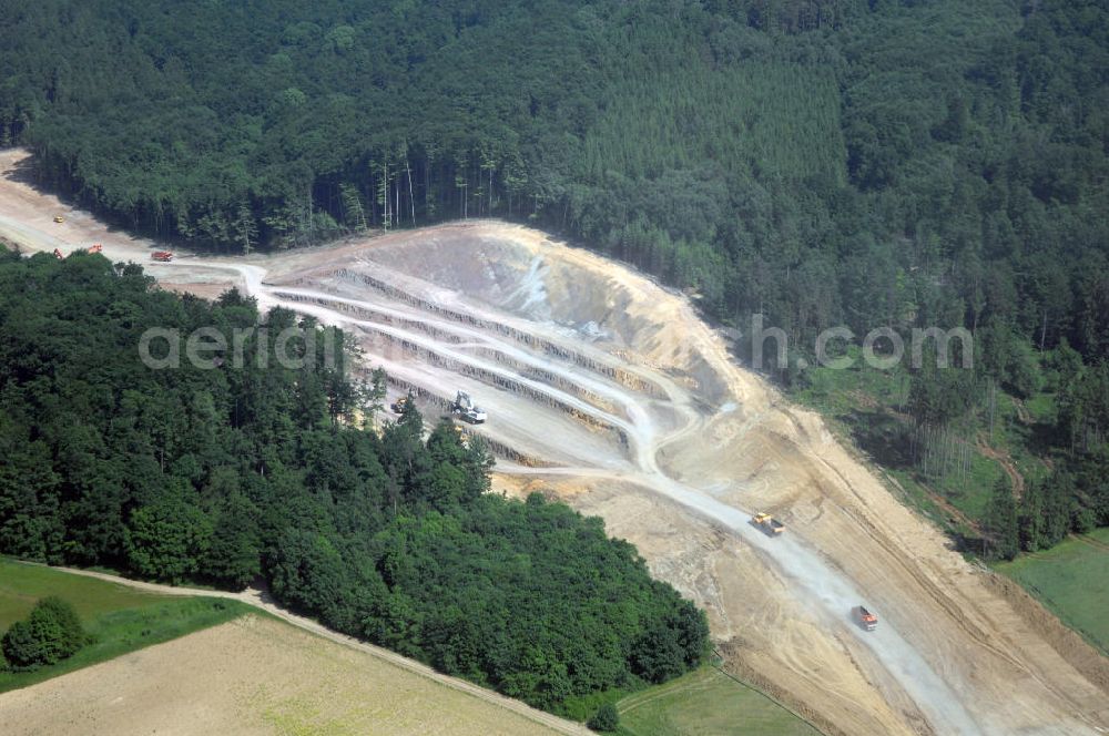 Eisenach - Kindel from above - Neubautrasse der BAB A 4 - Umfahrung Hörselberge in Thüringen bei Eisenach. Im September 2007 hat das Bieterkonsortium VINCI Concessions / Hochtief PPP (50/50) den Zuschlag für das A-Modell BAB A 4 Umfahrung Hörselberge (km 238,5 bis km 283,2) erhalten. Die bei diesem Projekt auf der Bauausführungsebene gegründete Arbeitsgemeinschaft wird von der EUROVIA Infra GmbH angeführt, des Weiteren sind hier die Unternehmen Hochtief, Strassing Limes und Rädlinger beteiligt. Durchgeführt werden die im Zuge dieses Projektes notwendigen Arbeiten unter an derem von den Mitarbeitern der Niederlassung Weimar der EUROVIA Verkehrsbau Union sowie der Niederlassungen Abbruch und Erdbau, Betonstraßenbau, Ingenieurbau und TECO Schallschutz der EUROVIA Beton. DEGES