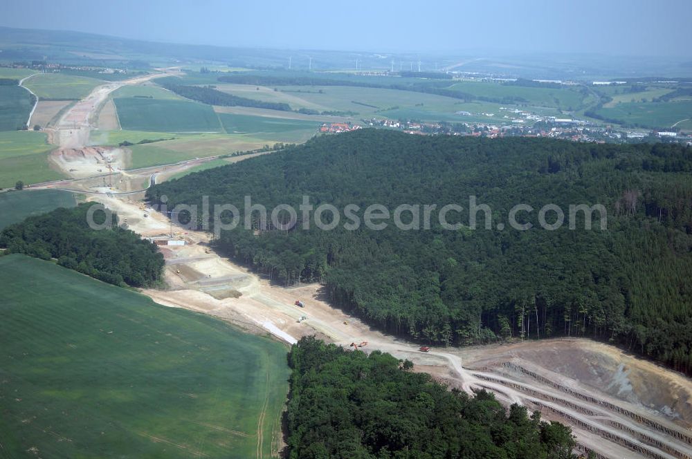 Eisenach - Kindel from the bird's eye view: Neubautrasse der BAB A 4 - Umfahrung Hörselberge in Thüringen bei Eisenach. Im September 2007 hat das Bieterkonsortium VINCI Concessions / Hochtief PPP (50/50) den Zuschlag für das A-Modell BAB A 4 Umfahrung Hörselberge (km 238,5 bis km 283,2) erhalten. Die bei diesem Projekt auf der Bauausführungsebene gegründete Arbeitsgemeinschaft wird von der EUROVIA Infra GmbH angeführt, des Weiteren sind hier die Unternehmen Hochtief, Strassing Limes und Rädlinger beteiligt. Durchgeführt werden die im Zuge dieses Projektes notwendigen Arbeiten unter an derem von den Mitarbeitern der Niederlassung Weimar der EUROVIA Verkehrsbau Union sowie der Niederlassungen Abbruch und Erdbau, Betonstraßenbau, Ingenieurbau und TECO Schallschutz der EUROVIA Beton. DEGES