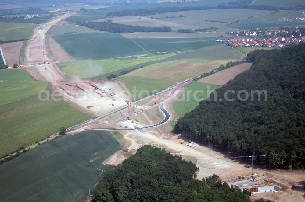 Aerial photograph Eisenach - Kindel - Neubautrasse der BAB A 4 - Umfahrung Hörselberge in Thüringen bei Eisenach. Im September 2007 hat das Bieterkonsortium VINCI Concessions / Hochtief PPP (50/50) den Zuschlag für das A-Modell BAB A 4 Umfahrung Hörselberge (km 238,5 bis km 283,2) erhalten. Die bei diesem Projekt auf der Bauausführungsebene gegründete Arbeitsgemeinschaft wird von der EUROVIA Infra GmbH angeführt, des Weiteren sind hier die Unternehmen Hochtief, Strassing Limes und Rädlinger beteiligt. Durchgeführt werden die im Zuge dieses Projektes notwendigen Arbeiten unter an derem von den Mitarbeitern der Niederlassung Weimar der EUROVIA Verkehrsbau Union sowie der Niederlassungen Abbruch und Erdbau, Betonstraßenbau, Ingenieurbau und TECO Schallschutz der EUROVIA Beton. DEGES