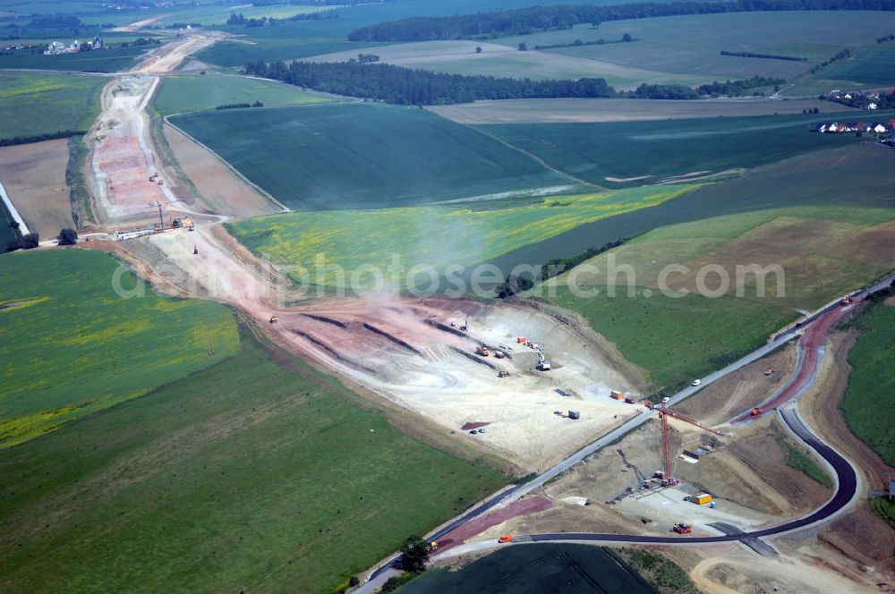 Eisenach - Kindel from above - Neubautrasse der BAB A 4 - Umfahrung Hörselberge in Thüringen bei Eisenach. Im September 2007 hat das Bieterkonsortium VINCI Concessions / Hochtief PPP (50/50) den Zuschlag für das A-Modell BAB A 4 Umfahrung Hörselberge (km 238,5 bis km 283,2) erhalten. Die bei diesem Projekt auf der Bauausführungsebene gegründete Arbeitsgemeinschaft wird von der EUROVIA Infra GmbH angeführt, des Weiteren sind hier die Unternehmen Hochtief, Strassing Limes und Rädlinger beteiligt. Durchgeführt werden die im Zuge dieses Projektes notwendigen Arbeiten unter an derem von den Mitarbeitern der Niederlassung Weimar der EUROVIA Verkehrsbau Union sowie der Niederlassungen Abbruch und Erdbau, Betonstraßenbau, Ingenieurbau und TECO Schallschutz der EUROVIA Beton. DEGES