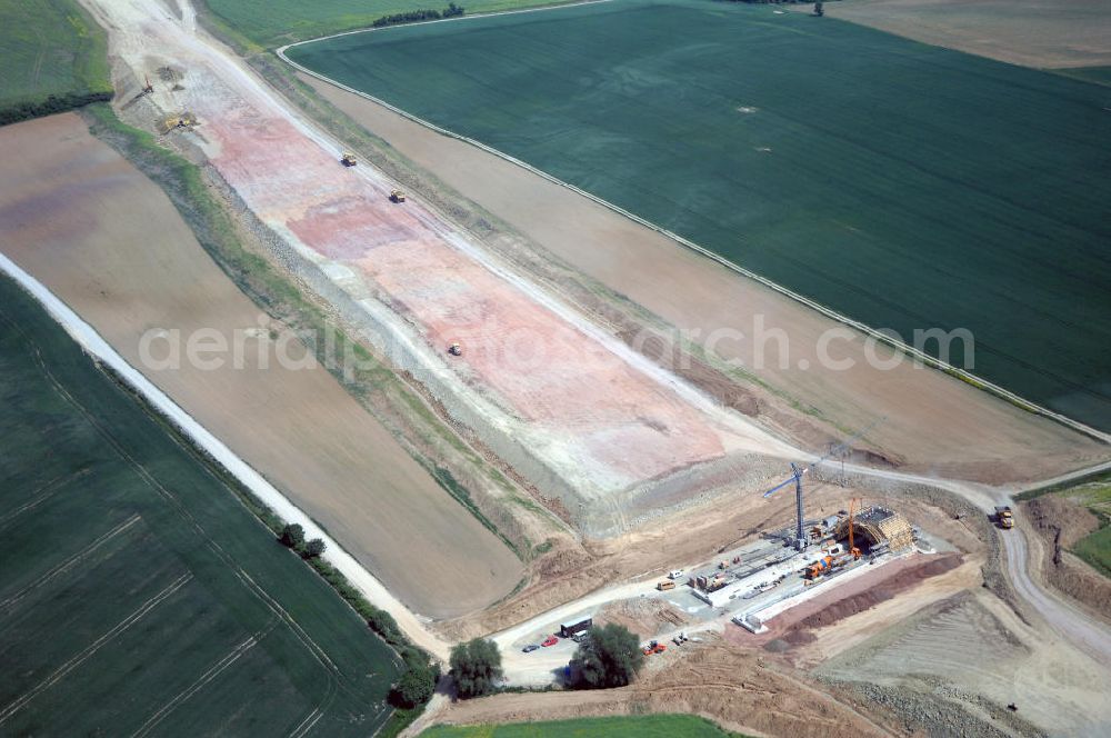 Aerial image Eisenach - Kindel - Neubautrasse der BAB A 4 - Umfahrung Hörselberge in Thüringen bei Eisenach. Im September 2007 hat das Bieterkonsortium VINCI Concessions / Hochtief PPP (50/50) den Zuschlag für das A-Modell BAB A 4 Umfahrung Hörselberge (km 238,5 bis km 283,2) erhalten. Die bei diesem Projekt auf der Bauausführungsebene gegründete Arbeitsgemeinschaft wird von der EUROVIA Infra GmbH angeführt, des Weiteren sind hier die Unternehmen Hochtief, Strassing Limes und Rädlinger beteiligt. Durchgeführt werden die im Zuge dieses Projektes notwendigen Arbeiten unter an derem von den Mitarbeitern der Niederlassung Weimar der EUROVIA Verkehrsbau Union sowie der Niederlassungen Abbruch und Erdbau, Betonstraßenbau, Ingenieurbau und TECO Schallschutz der EUROVIA Beton. DEGES