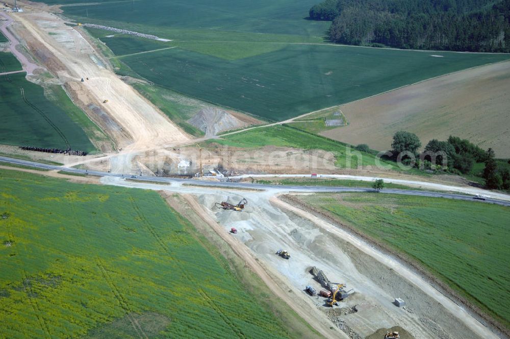 Aerial photograph Eisenach - Kindel - Neubautrasse der BAB A 4 - Umfahrung Hörselberge in Thüringen bei Eisenach. Im September 2007 hat das Bieterkonsortium VINCI Concessions / Hochtief PPP (50/50) den Zuschlag für das A-Modell BAB A 4 Umfahrung Hörselberge (km 238,5 bis km 283,2) erhalten. Die bei diesem Projekt auf der Bauausführungsebene gegründete Arbeitsgemeinschaft wird von der EUROVIA Infra GmbH angeführt, des Weiteren sind hier die Unternehmen Hochtief, Strassing Limes und Rädlinger beteiligt. Durchgeführt werden die im Zuge dieses Projektes notwendigen Arbeiten unter an derem von den Mitarbeitern der Niederlassung Weimar der EUROVIA Verkehrsbau Union sowie der Niederlassungen Abbruch und Erdbau, Betonstraßenbau, Ingenieurbau und TECO Schallschutz der EUROVIA Beton. DEGES