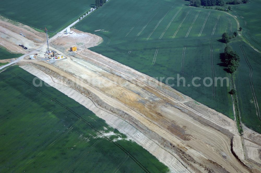 Eisenach - Kindel from above - Neubautrasse der BAB A 4 - Umfahrung Hörselberge in Thüringen bei Eisenach. Im September 2007 hat das Bieterkonsortium VINCI Concessions / Hochtief PPP (50/50) den Zuschlag für das A-Modell BAB A 4 Umfahrung Hörselberge (km 238,5 bis km 283,2) erhalten. Die bei diesem Projekt auf der Bauausführungsebene gegründete Arbeitsgemeinschaft wird von der EUROVIA Infra GmbH angeführt, des Weiteren sind hier die Unternehmen Hochtief, Strassing Limes und Rädlinger beteiligt. Durchgeführt werden die im Zuge dieses Projektes notwendigen Arbeiten unter an derem von den Mitarbeitern der Niederlassung Weimar der EUROVIA Verkehrsbau Union sowie der Niederlassungen Abbruch und Erdbau, Betonstraßenbau, Ingenieurbau und TECO Schallschutz der EUROVIA Beton. DEGES