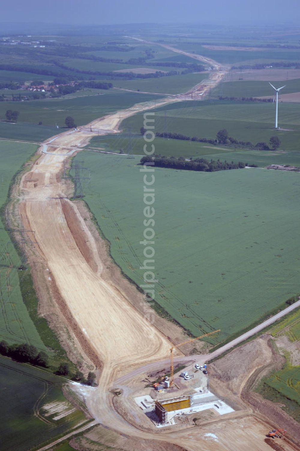 Aerial image Eisenach - Kindel - Neubautrasse der BAB A 4 - Umfahrung Hörselberge in Thüringen bei Eisenach. Im September 2007 hat das Bieterkonsortium VINCI Concessions / Hochtief PPP (50/50) den Zuschlag für das A-Modell BAB A 4 Umfahrung Hörselberge (km 238,5 bis km 283,2) erhalten. Die bei diesem Projekt auf der Bauausführungsebene gegründete Arbeitsgemeinschaft wird von der EUROVIA Infra GmbH angeführt, des Weiteren sind hier die Unternehmen Hochtief, Strassing Limes und Rädlinger beteiligt. Durchgeführt werden die im Zuge dieses Projektes notwendigen Arbeiten unter an derem von den Mitarbeitern der Niederlassung Weimar der EUROVIA Verkehrsbau Union sowie der Niederlassungen Abbruch und Erdbau, Betonstraßenbau, Ingenieurbau und TECO Schallschutz der EUROVIA Beton. DEGES