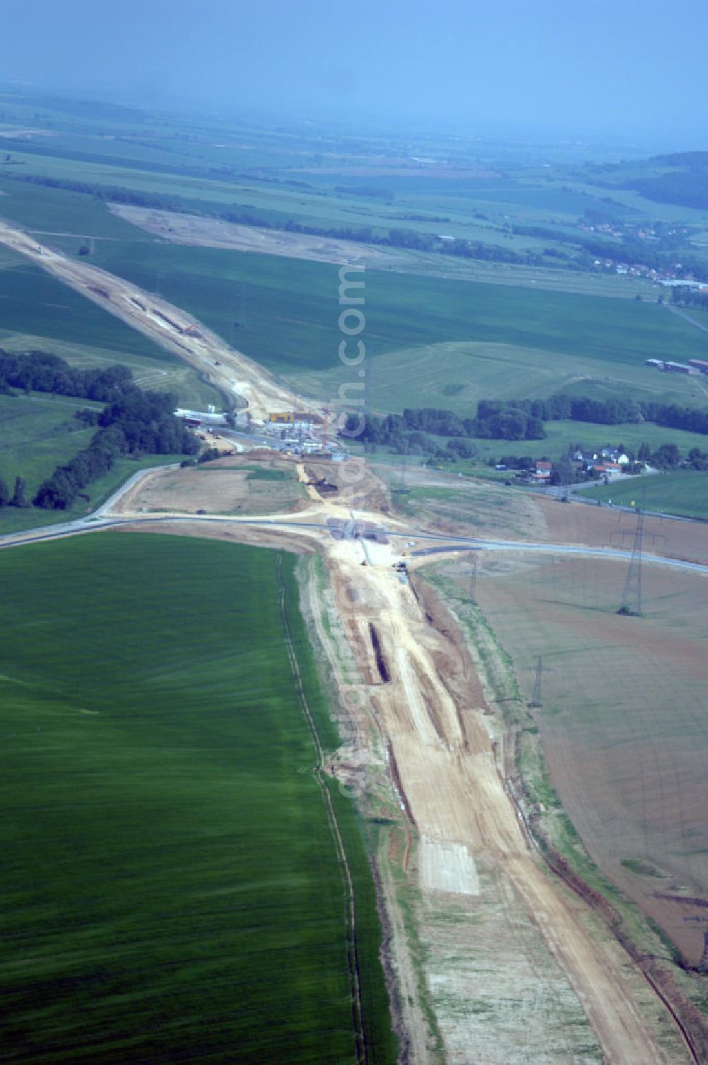 Aerial photograph Eisenach - Kindel - Neubautrasse der BAB A 4 - Umfahrung Hörselberge in Thüringen bei Eisenach. Im September 2007 hat das Bieterkonsortium VINCI Concessions / Hochtief PPP (50/50) den Zuschlag für das A-Modell BAB A 4 Umfahrung Hörselberge (km 238,5 bis km 283,2) erhalten. Die bei diesem Projekt auf der Bauausführungsebene gegründete Arbeitsgemeinschaft wird von der EUROVIA Infra GmbH angeführt, des Weiteren sind hier die Unternehmen Hochtief, Strassing Limes und Rädlinger beteiligt. Durchgeführt werden die im Zuge dieses Projektes notwendigen Arbeiten unter an derem von den Mitarbeitern der Niederlassung Weimar der EUROVIA Verkehrsbau Union sowie der Niederlassungen Abbruch und Erdbau, Betonstraßenbau, Ingenieurbau und TECO Schallschutz der EUROVIA Beton. DEGES