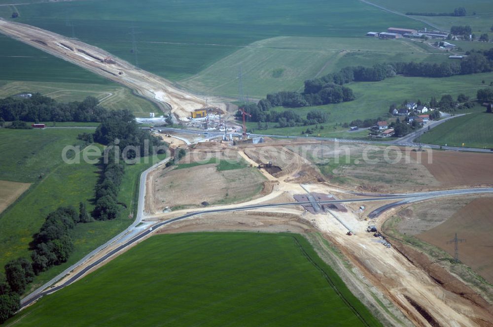 Eisenach - Kindel from above - Neubautrasse der BAB A 4 - Umfahrung Hörselberge in Thüringen bei Eisenach. Im September 2007 hat das Bieterkonsortium VINCI Concessions / Hochtief PPP (50/50) den Zuschlag für das A-Modell BAB A 4 Umfahrung Hörselberge (km 238,5 bis km 283,2) erhalten. Die bei diesem Projekt auf der Bauausführungsebene gegründete Arbeitsgemeinschaft wird von der EUROVIA Infra GmbH angeführt, des Weiteren sind hier die Unternehmen Hochtief, Strassing Limes und Rädlinger beteiligt. Durchgeführt werden die im Zuge dieses Projektes notwendigen Arbeiten unter an derem von den Mitarbeitern der Niederlassung Weimar der EUROVIA Verkehrsbau Union sowie der Niederlassungen Abbruch und Erdbau, Betonstraßenbau, Ingenieurbau und TECO Schallschutz der EUROVIA Beton. DEGES