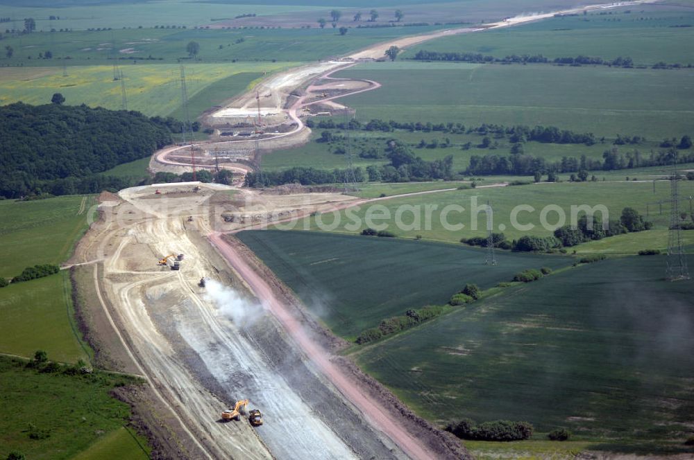 Aerial image Eisenach - Kindel - Neubautrasse der BAB A 4 - Umfahrung Hörselberge in Thüringen bei Eisenach. Im September 2007 hat das Bieterkonsortium VINCI Concessions / Hochtief PPP (50/50) den Zuschlag für das A-Modell BAB A 4 Umfahrung Hörselberge (km 238,5 bis km 283,2) erhalten. Die bei diesem Projekt auf der Bauausführungsebene gegründete Arbeitsgemeinschaft wird von der EUROVIA Infra GmbH angeführt, des Weiteren sind hier die Unternehmen Hochtief, Strassing Limes und Rädlinger beteiligt. Durchgeführt werden die im Zuge dieses Projektes notwendigen Arbeiten unter an derem von den Mitarbeitern der Niederlassung Weimar der EUROVIA Verkehrsbau Union sowie der Niederlassungen Abbruch und Erdbau, Betonstraßenbau, Ingenieurbau und TECO Schallschutz der EUROVIA Beton. DEGES