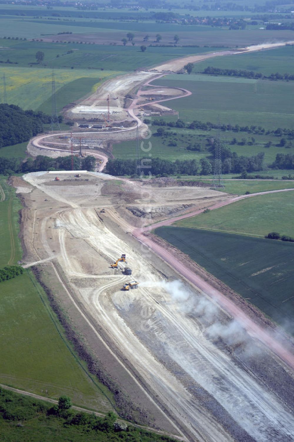 Aerial photograph Eisenach - Kindel - Neubautrasse der BAB A 4 - Umfahrung Hörselberge in Thüringen bei Eisenach. Im September 2007 hat das Bieterkonsortium VINCI Concessions / Hochtief PPP (50/50) den Zuschlag für das A-Modell BAB A 4 Umfahrung Hörselberge (km 238,5 bis km 283,2) erhalten. Die bei diesem Projekt auf der Bauausführungsebene gegründete Arbeitsgemeinschaft wird von der EUROVIA Infra GmbH angeführt, des Weiteren sind hier die Unternehmen Hochtief, Strassing Limes und Rädlinger beteiligt. Durchgeführt werden die im Zuge dieses Projektes notwendigen Arbeiten unter an derem von den Mitarbeitern der Niederlassung Weimar der EUROVIA Verkehrsbau Union sowie der Niederlassungen Abbruch und Erdbau, Betonstraßenbau, Ingenieurbau und TECO Schallschutz der EUROVIA Beton. DEGES