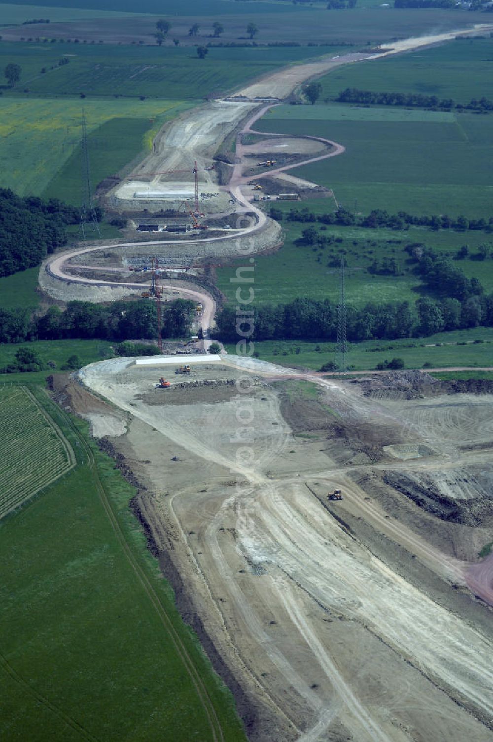 Eisenach - Kindel from above - Neubautrasse der BAB A 4 - Umfahrung Hörselberge in Thüringen bei Eisenach. Im September 2007 hat das Bieterkonsortium VINCI Concessions / Hochtief PPP (50/50) den Zuschlag für das A-Modell BAB A 4 Umfahrung Hörselberge (km 238,5 bis km 283,2) erhalten. Die bei diesem Projekt auf der Bauausführungsebene gegründete Arbeitsgemeinschaft wird von der EUROVIA Infra GmbH angeführt, des Weiteren sind hier die Unternehmen Hochtief, Strassing Limes und Rädlinger beteiligt. Durchgeführt werden die im Zuge dieses Projektes notwendigen Arbeiten unter an derem von den Mitarbeitern der Niederlassung Weimar der EUROVIA Verkehrsbau Union sowie der Niederlassungen Abbruch und Erdbau, Betonstraßenbau, Ingenieurbau und TECO Schallschutz der EUROVIA Beton. DEGES